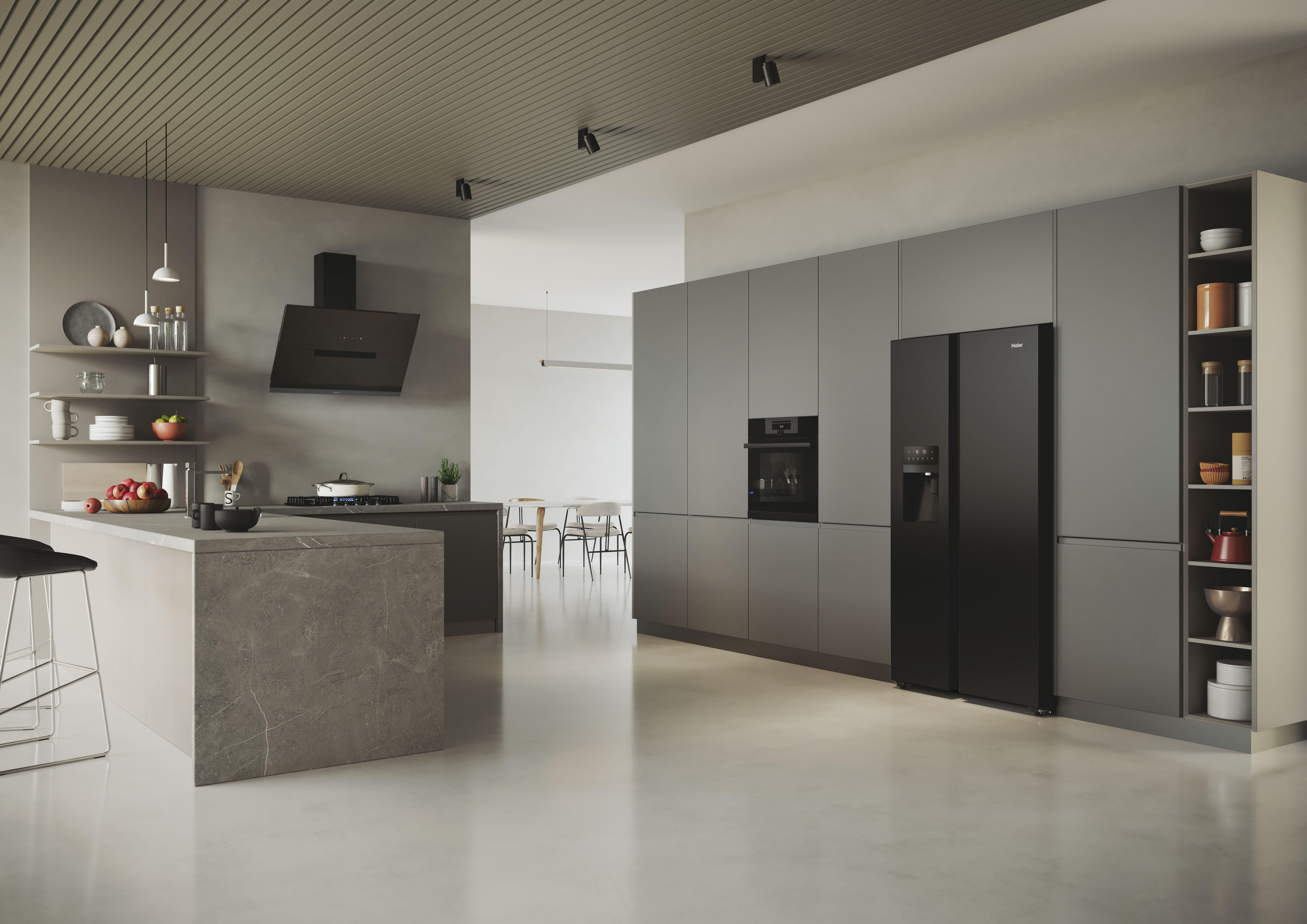 Moderne Küche mit grauen Schränken, Insel und einem schwarzen Kühlschrank. Die Beleuchtung ist versenkt.