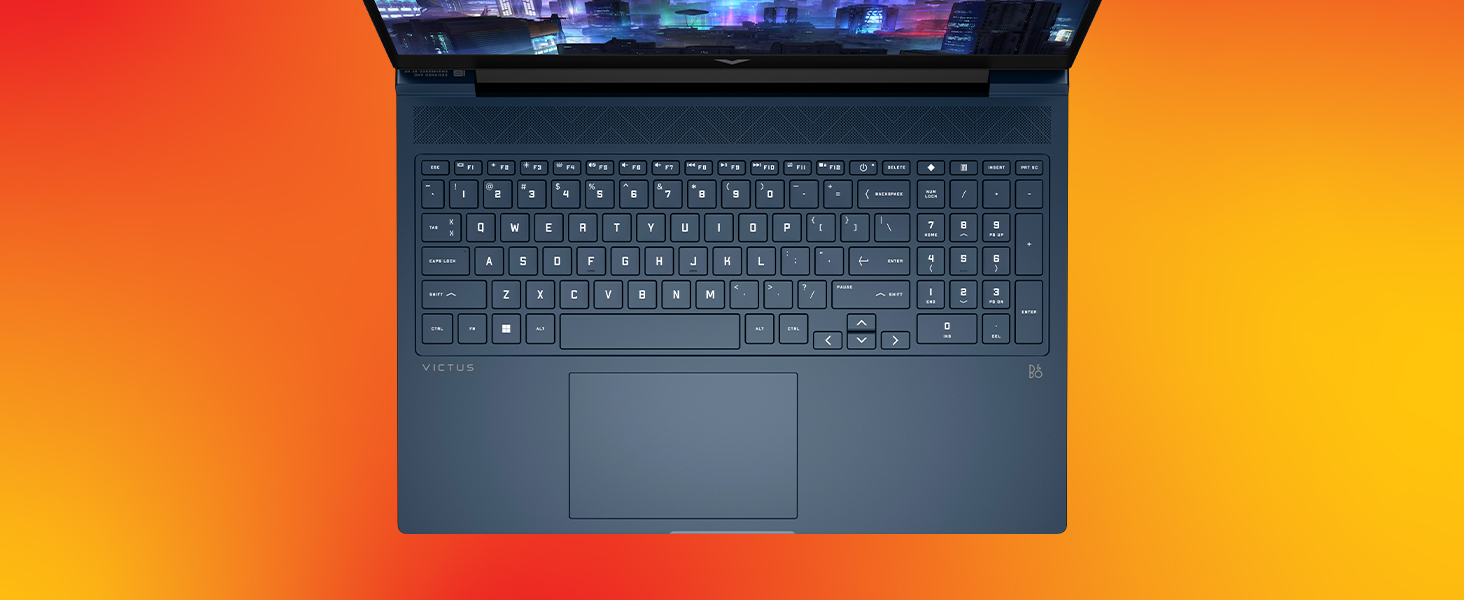 Vista superior de un teclado de portátil azul sobre un fondo degradado naranja y amarillo.