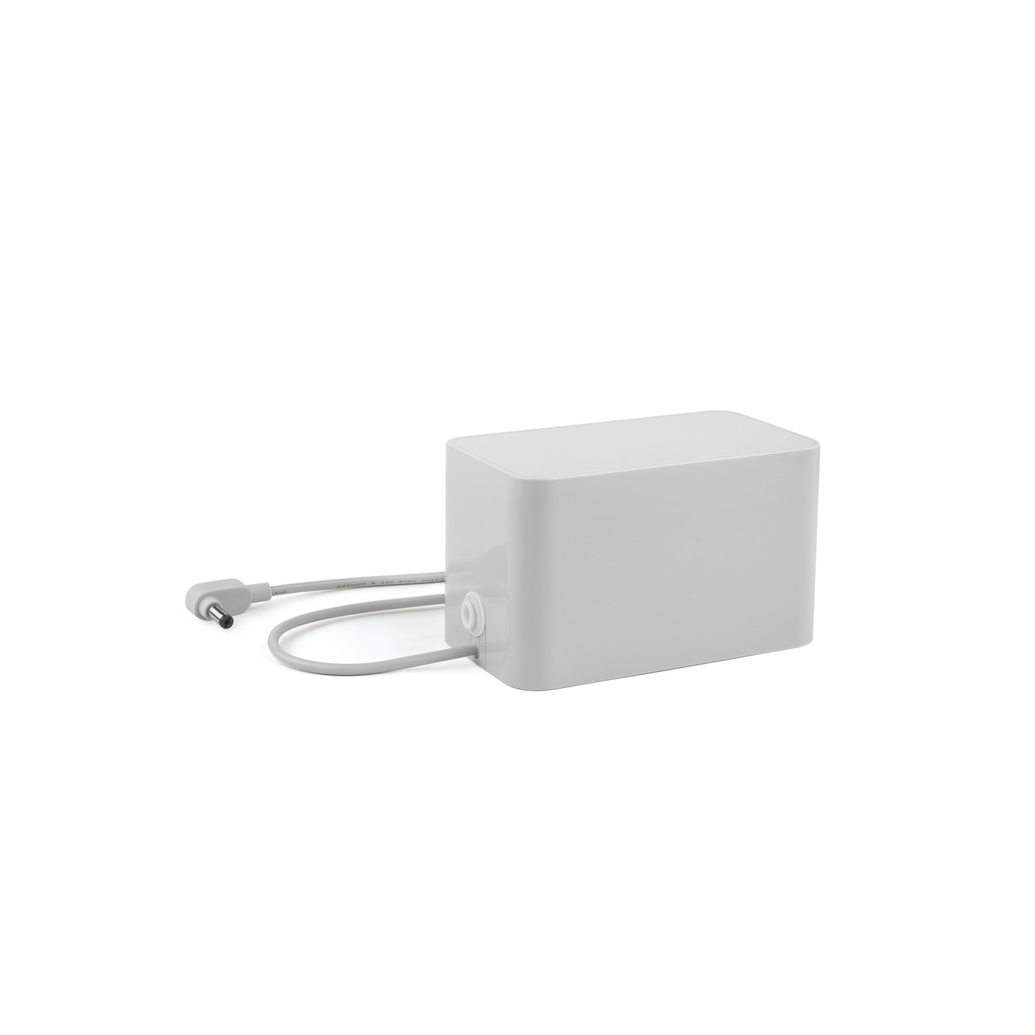 Een witte rechthoekige voedingsadapter. Hij heeft een grijze kabel aangesloten, met een kleine poort.