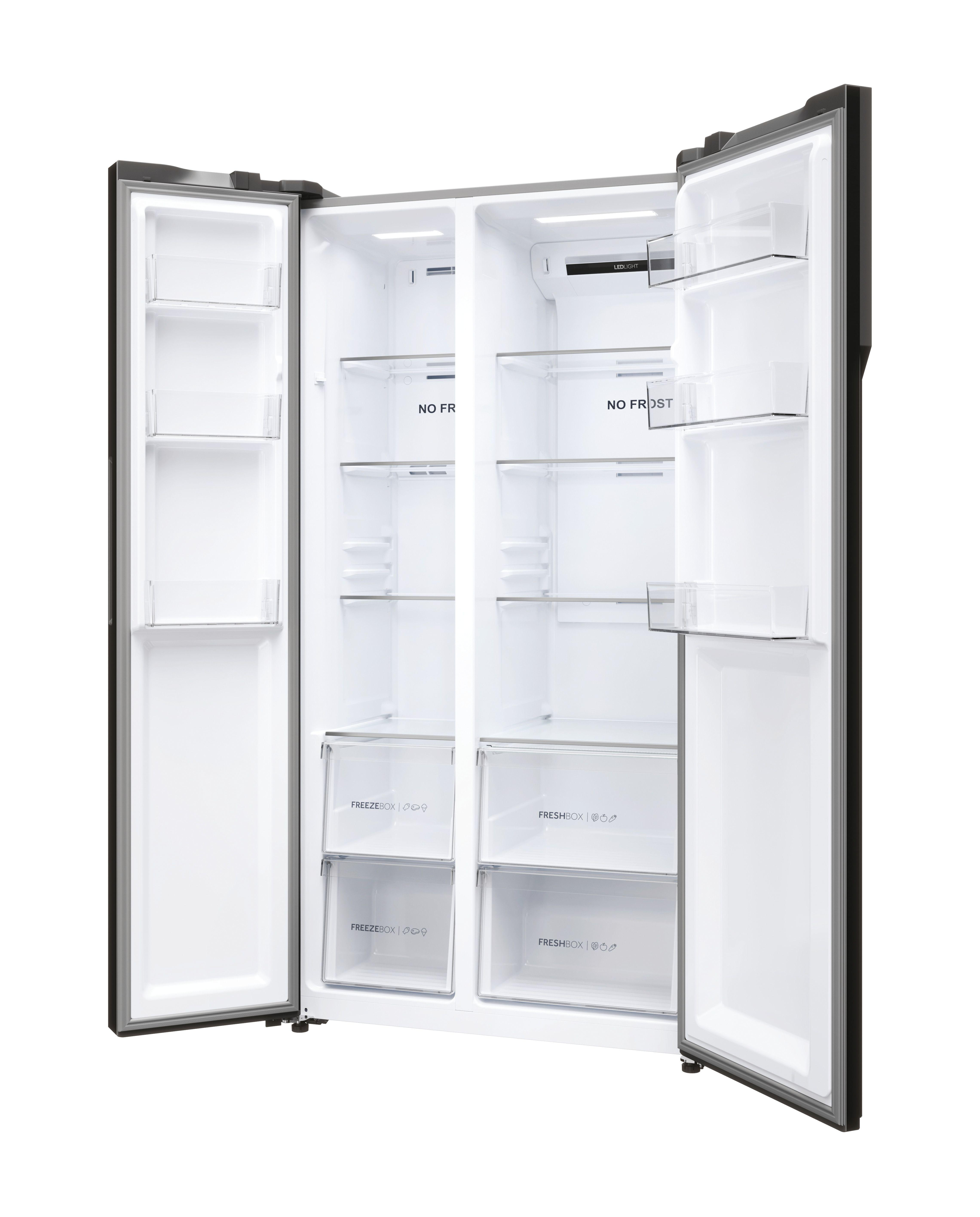 Geöffneter Side-by-Side-Kühlschrank mit transparenten Regalen und Schubladen, weißer Innenraum.