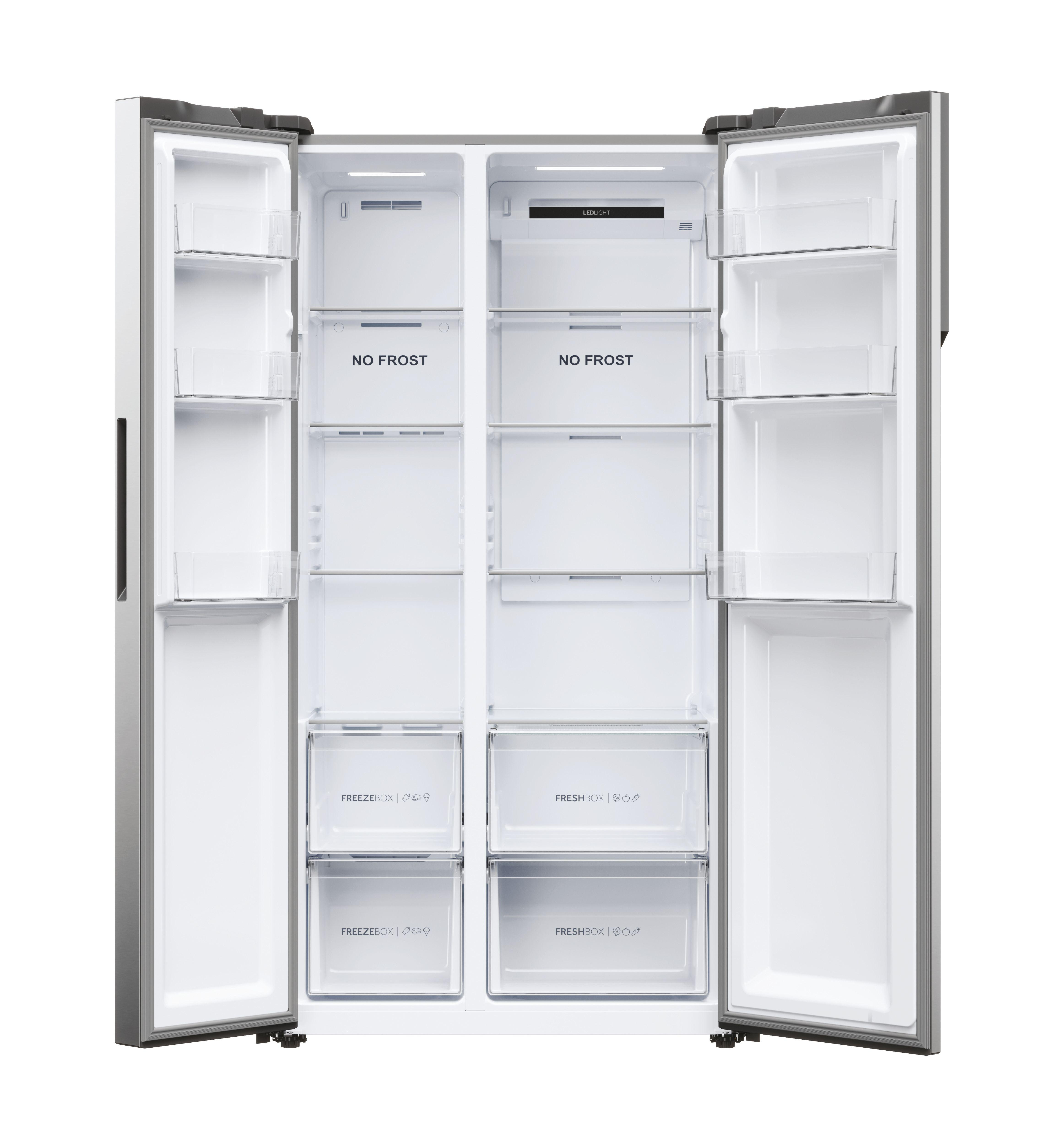 Geöffneter Side-by-Side-Kühlschrank. Zeigt Regale, Schubladen und das Etikett 'NO FROST'.