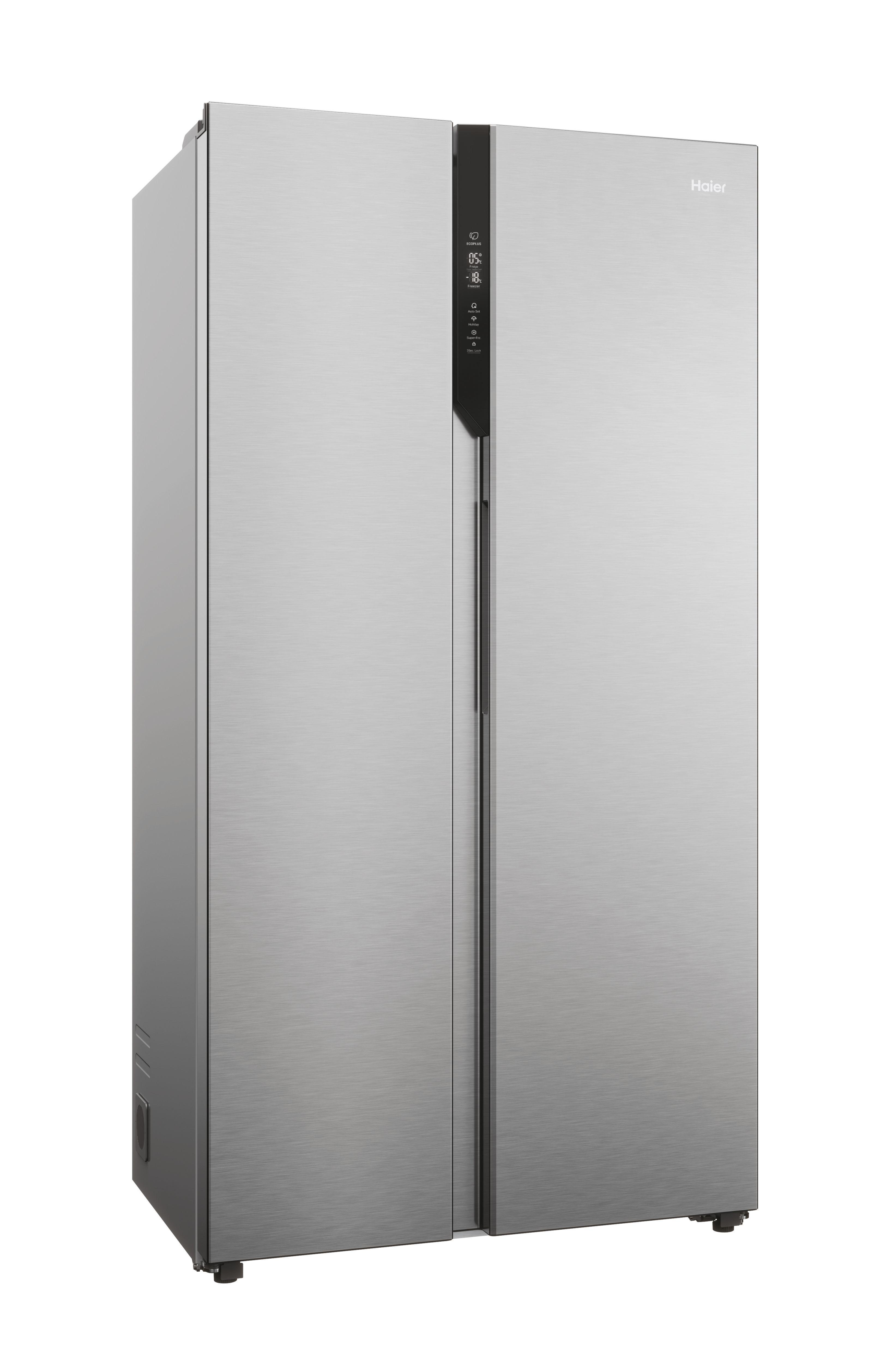 Ein silberfarbener Haier-Kühlschrank mit zwei Türen vor weißem Hintergrund.