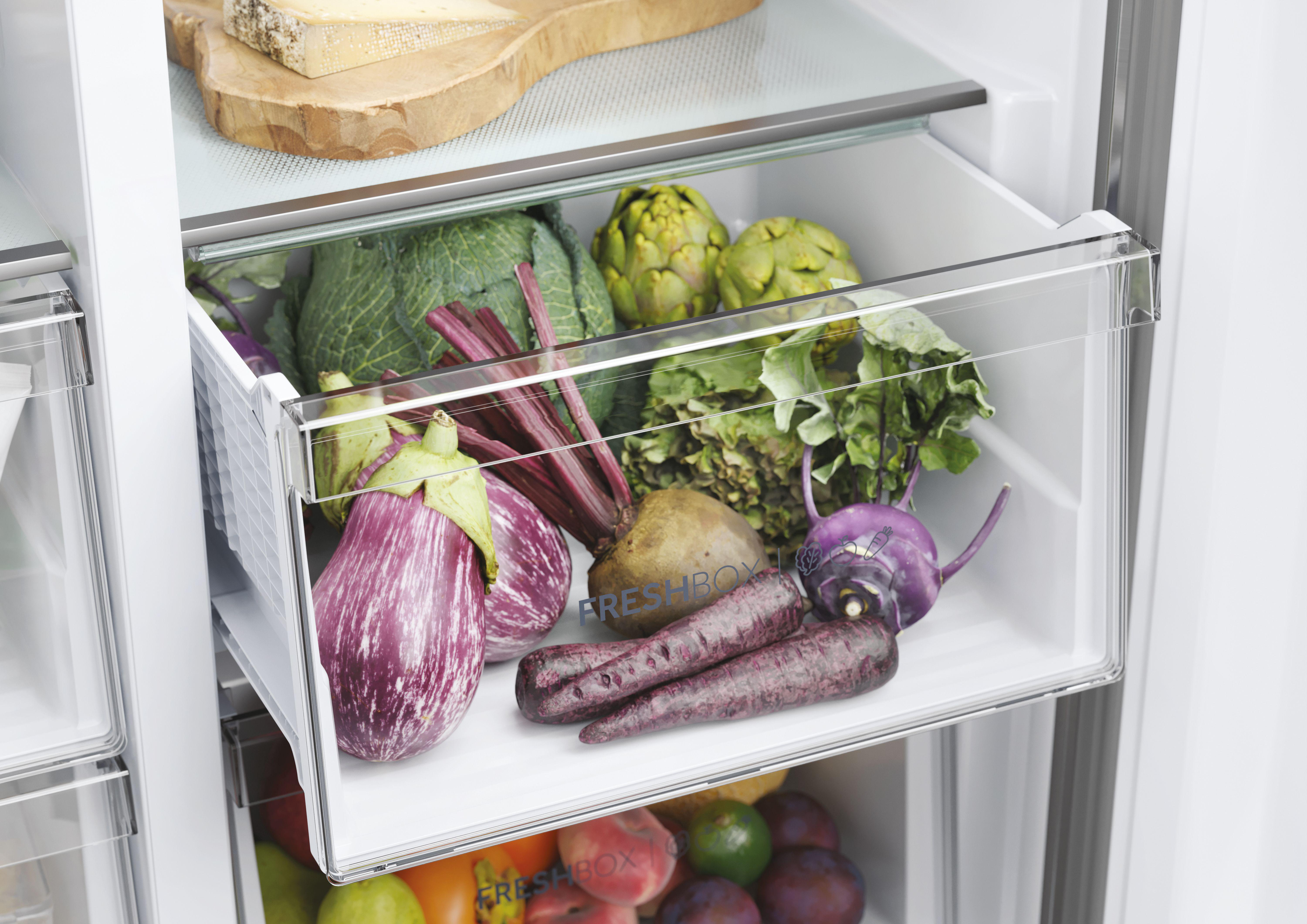 Kühlschublade mit Gemüse: Aubergine, rote Bete und Artischocken.