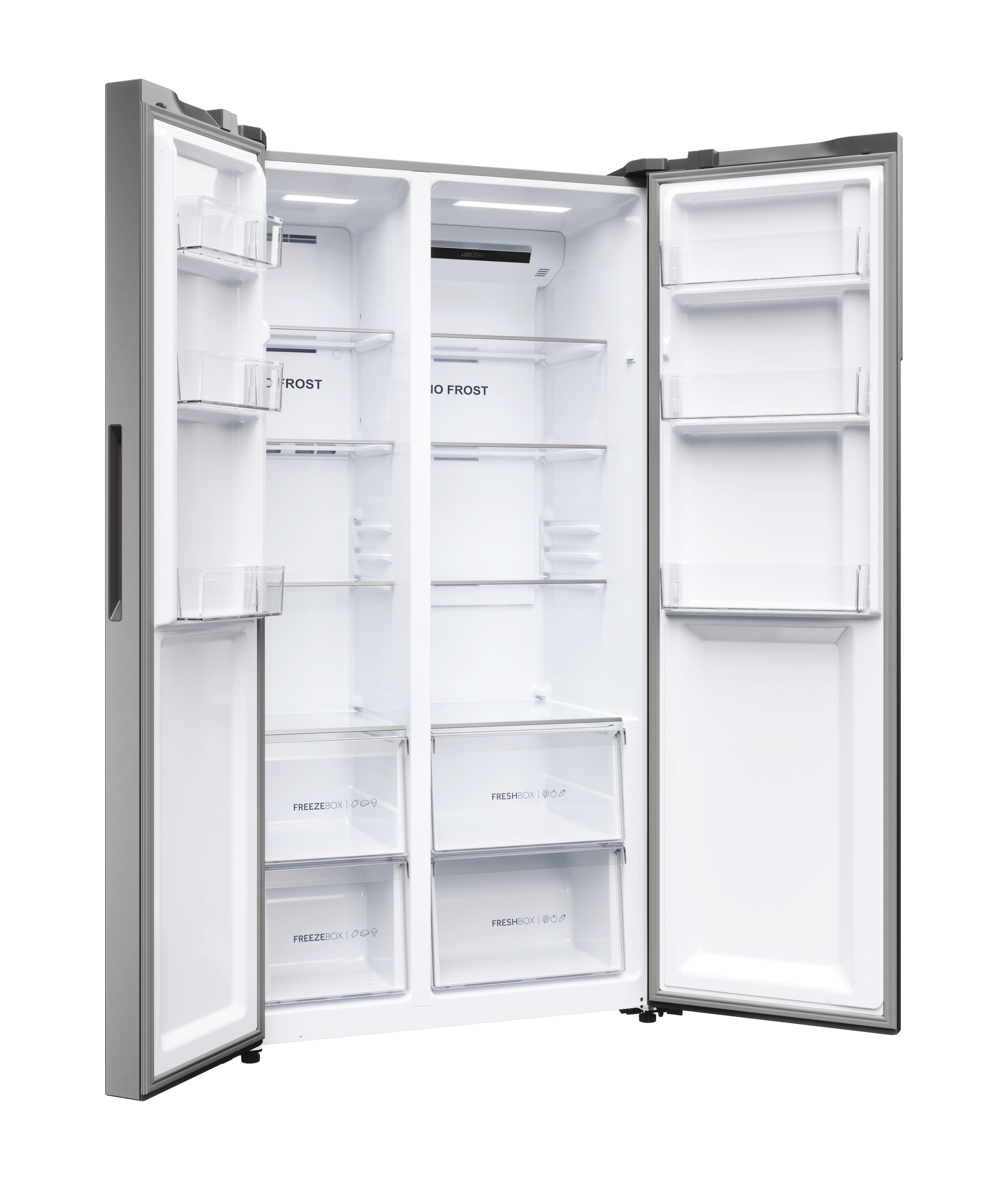 Geöffneter Kühlschrank mit Regalen und Schubladen, weißes Innere.