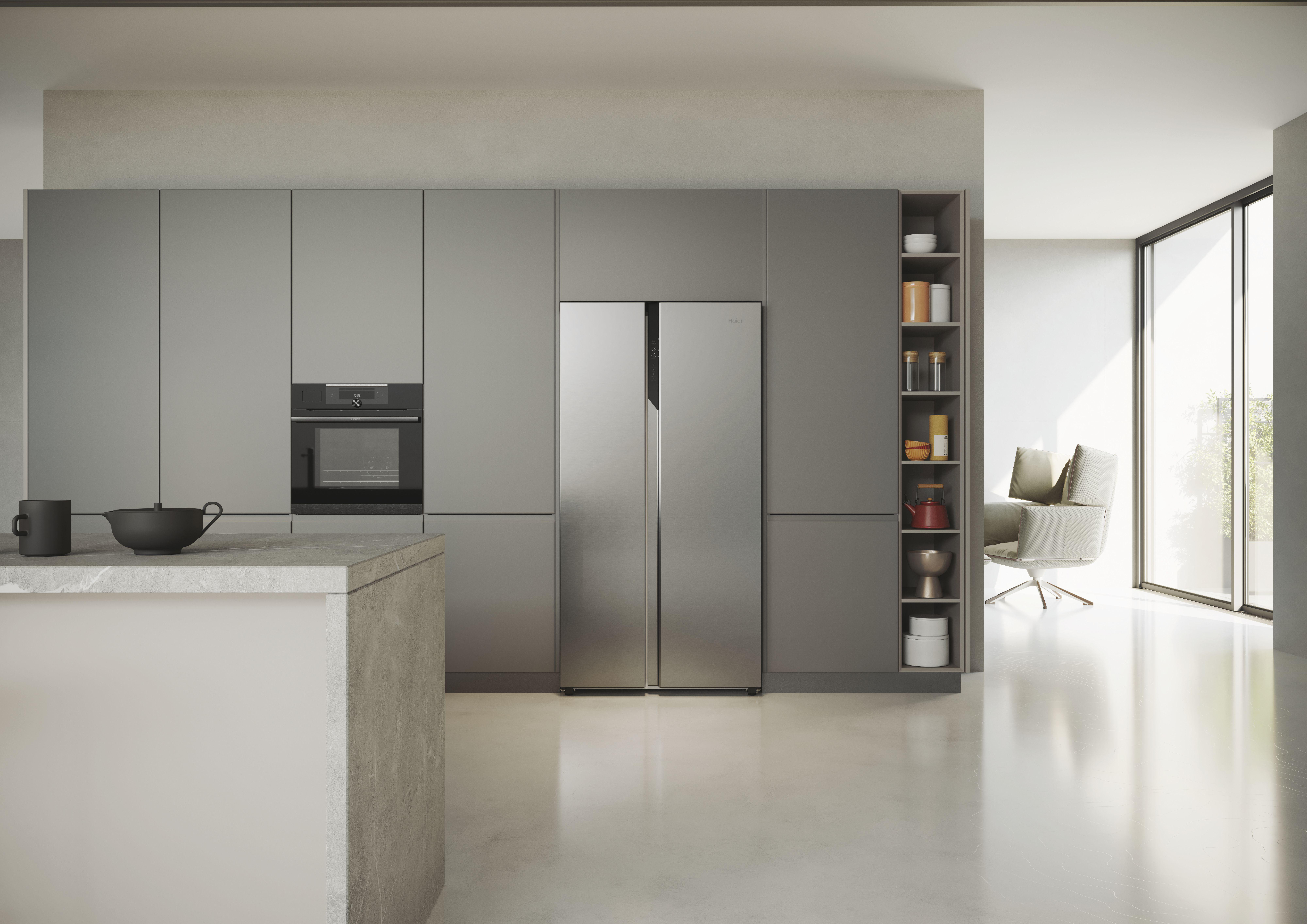 Eine moderne Küche mit grauen Schränken, einem Kühlschrank und einer weißen Arbeitsplatte.