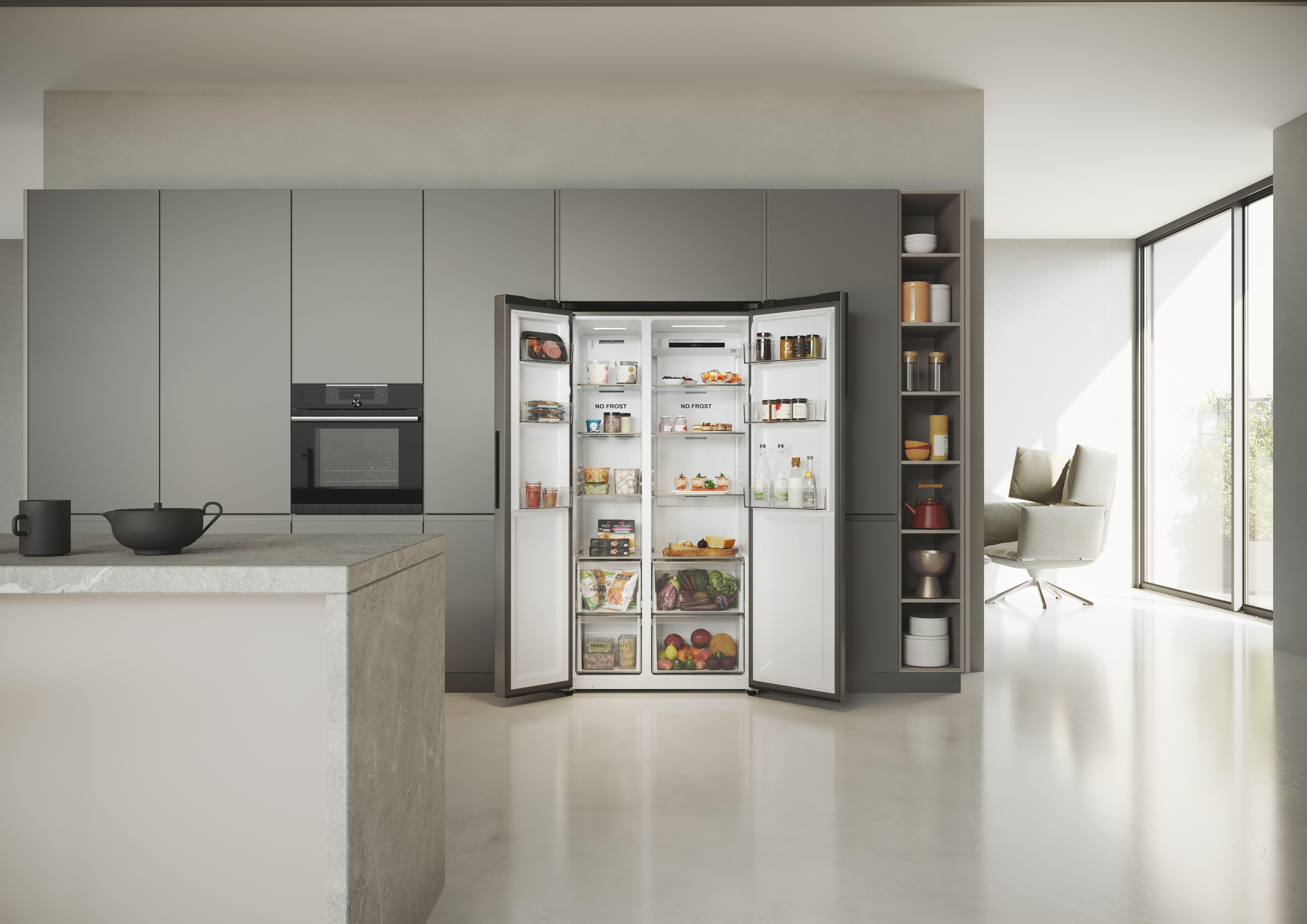 Moderne Küche mit offenem Kühlschrank. Essen ist im Inneren. Graue Schränke und eine weiße Arbeitsplatte sind sichtbar.