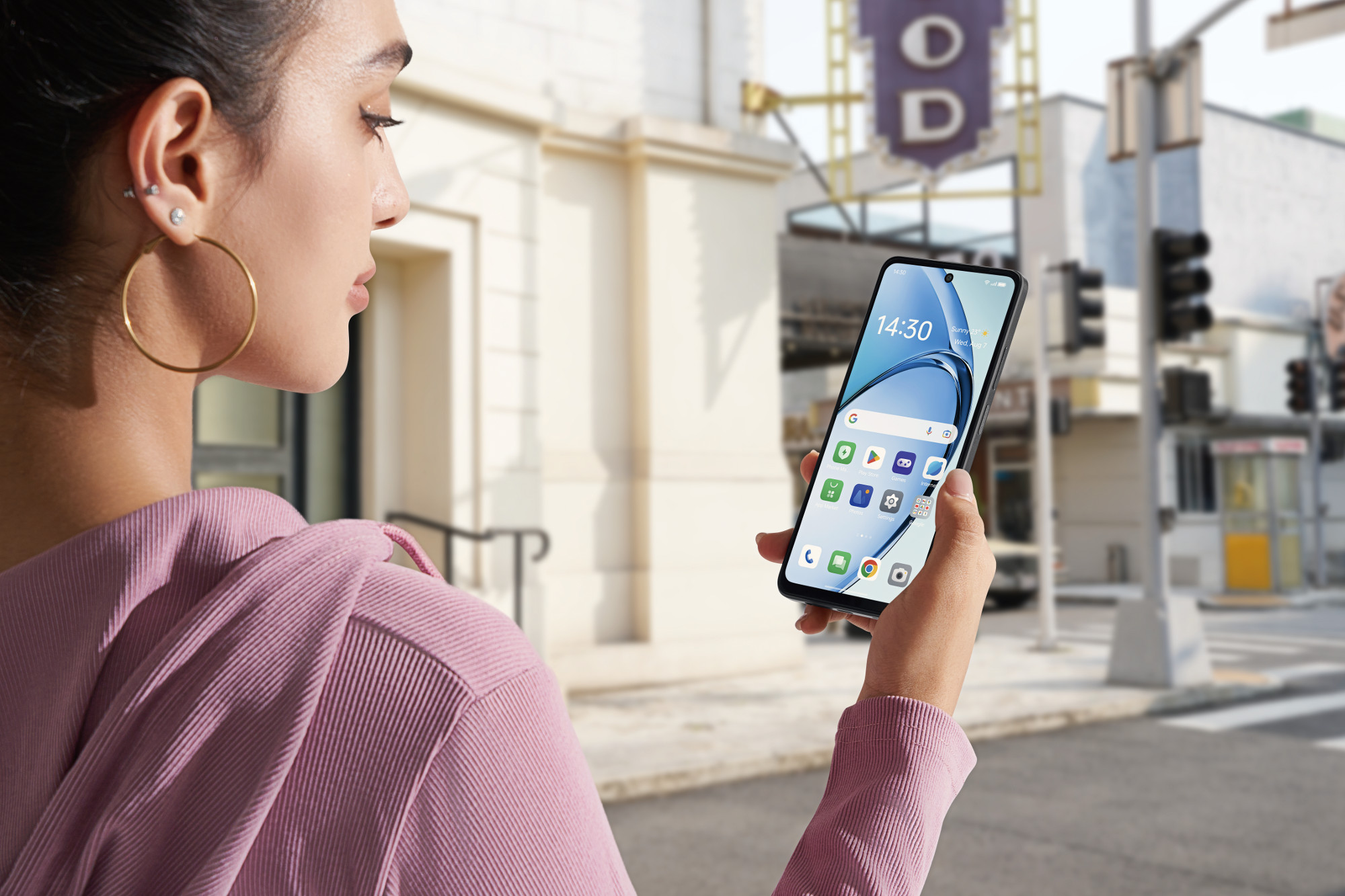 Kobieta trzymająca smartfon na ulicy. Telefon pokazuje godzinę.