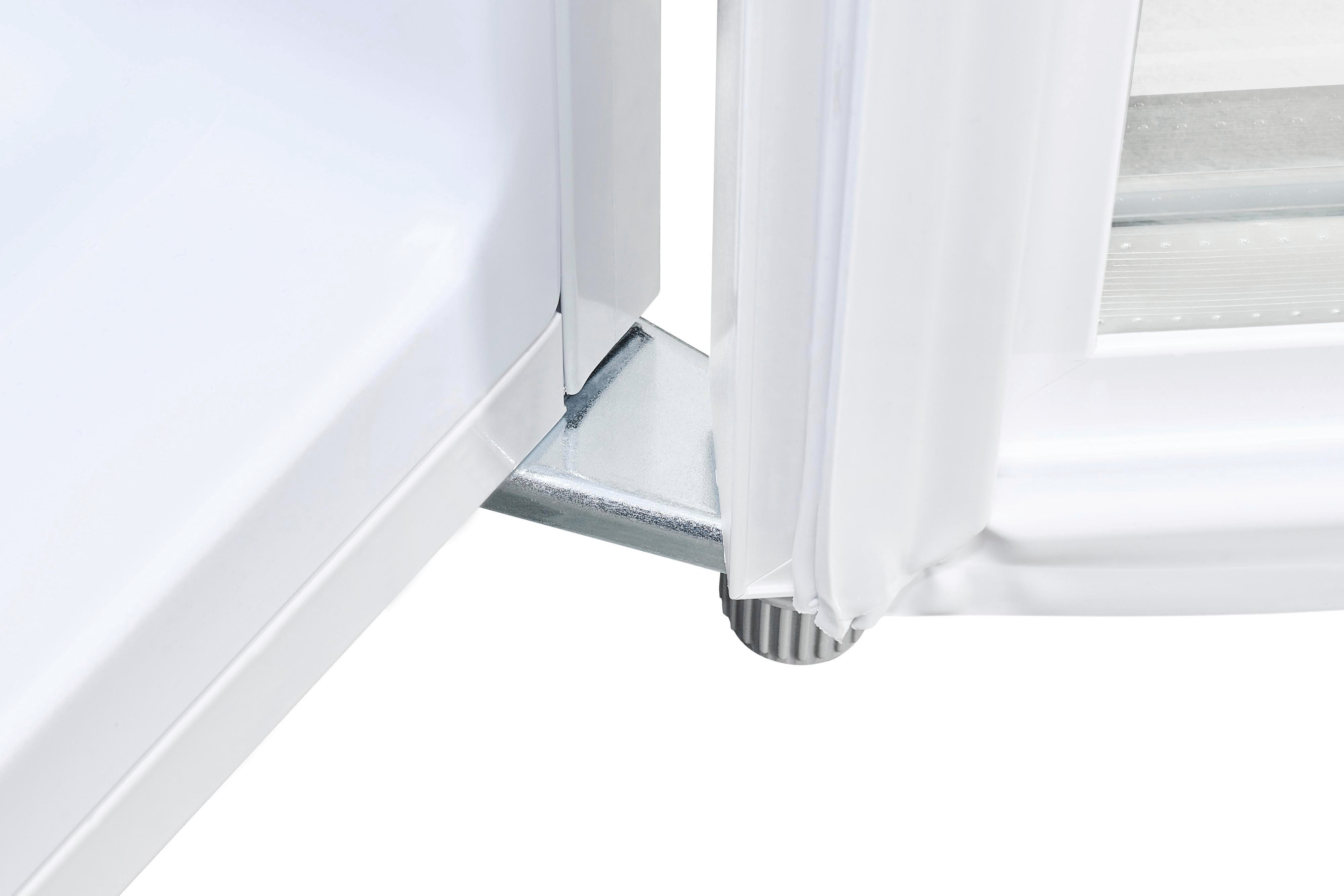Nahaufnahme eines weißen Fensterrahmens mit Metallscharnier. Ein weißer Stoff bedeckt die Kante. Der Hintergrund ist weiß.