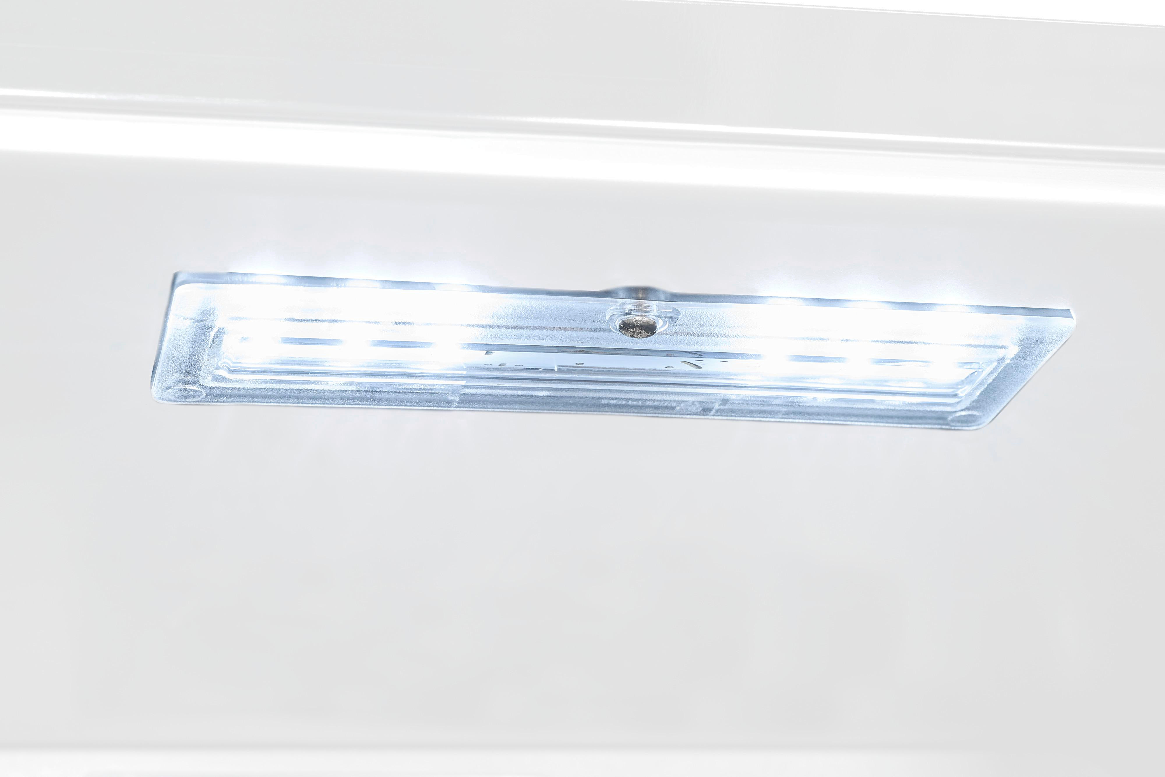 Eine rechteckige LED-Leuchte ist auf einer weißen Oberfläche montiert und strahlt helles Licht aus.