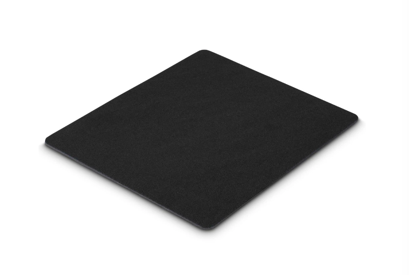 Alfombrilla de ratón rectangular negra sobre una superficie blanca.