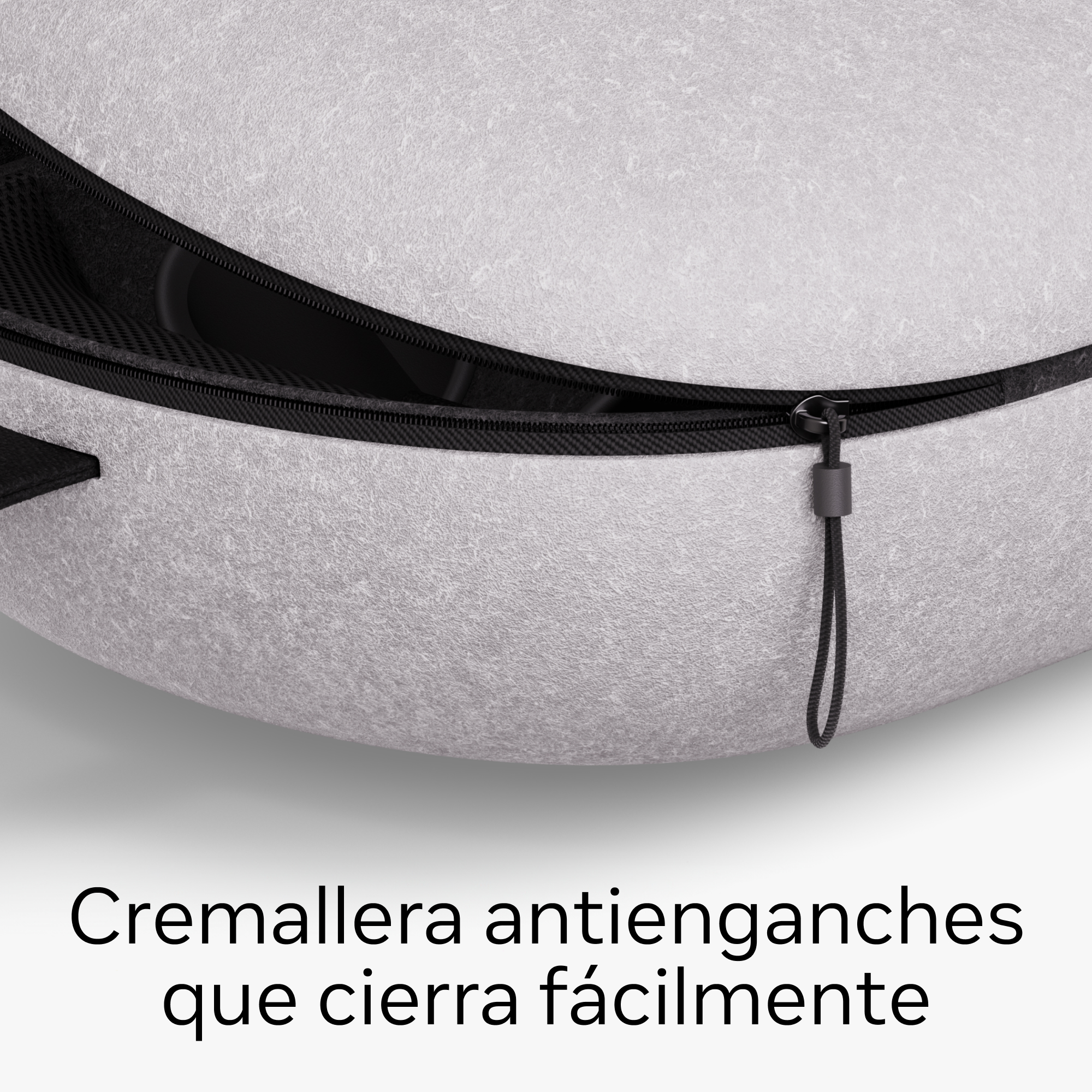 Primer plano de un estuche gris con cremallera negra. Texto: 'Cremallera antienganches que cierra fácilmente'.