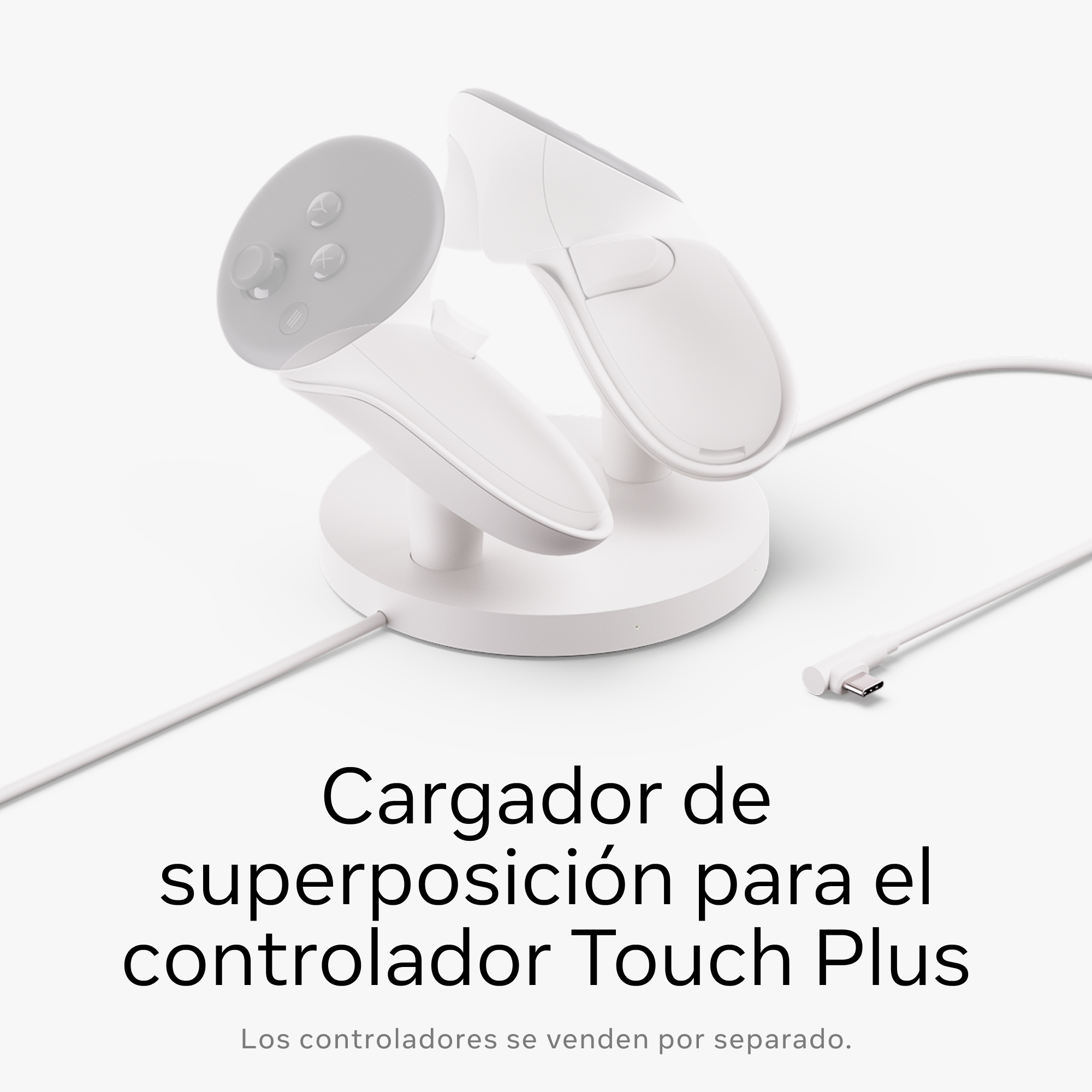 Una estación de carga de auriculares VR blancos con dos controladores encima. Hay cables conectados.