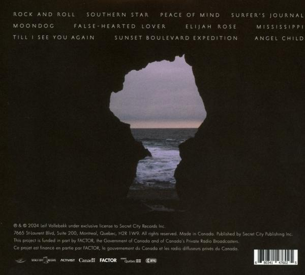 Die Rückseite eines Albums. Es zeigt Texte und Credits. Eine dunkle Höhle mit Wasser im Hintergrund.