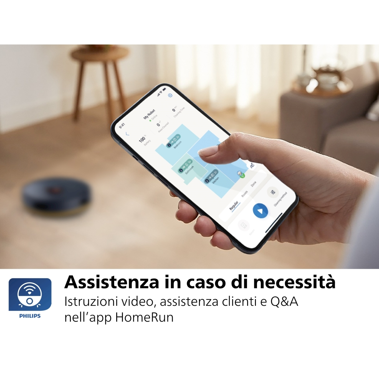 Mano che tiene un telefono che mostra una mappa di una stanza con un aspirapolvere robot.