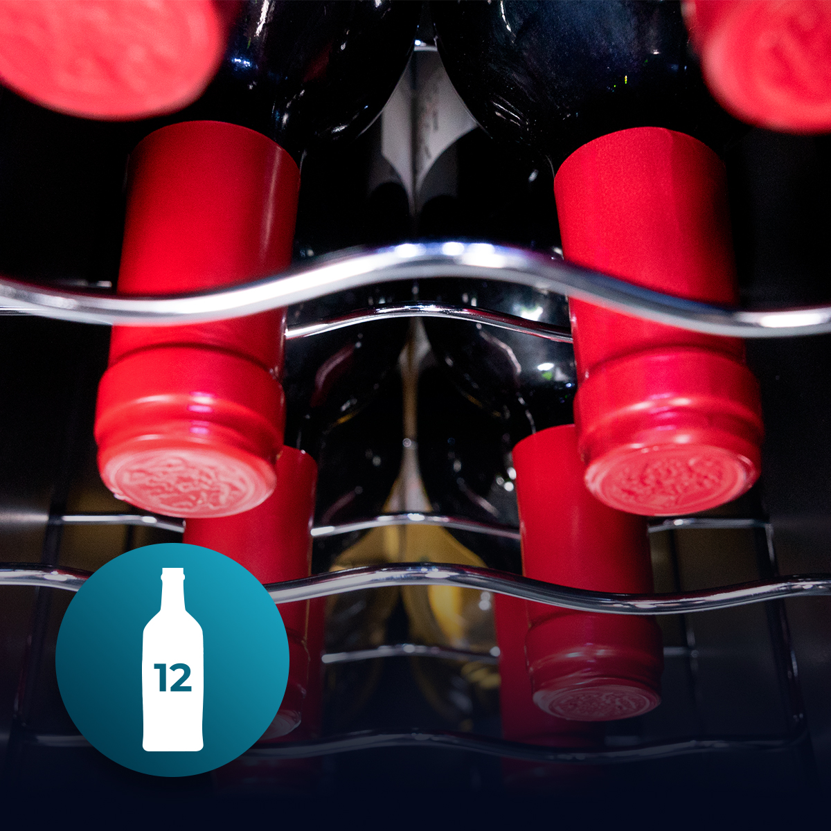 Botellas de vino en una nevera para vinos. Se ven tapas rojas. Gráfico indica almacenamiento para 12 botellas.