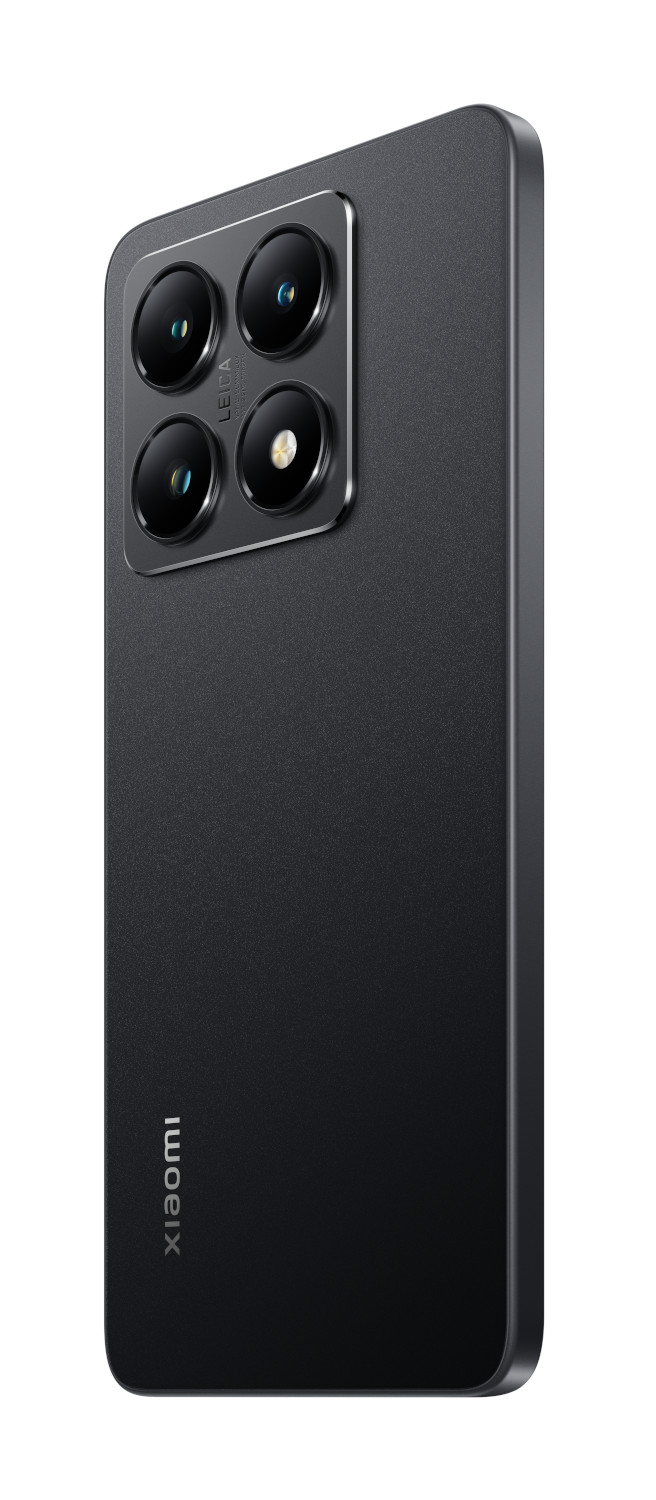 De achterkant van een zwarte telefoon met vier cameralenzen en het Xiaomi-logo. De telefoon heeft een matte afwerking.