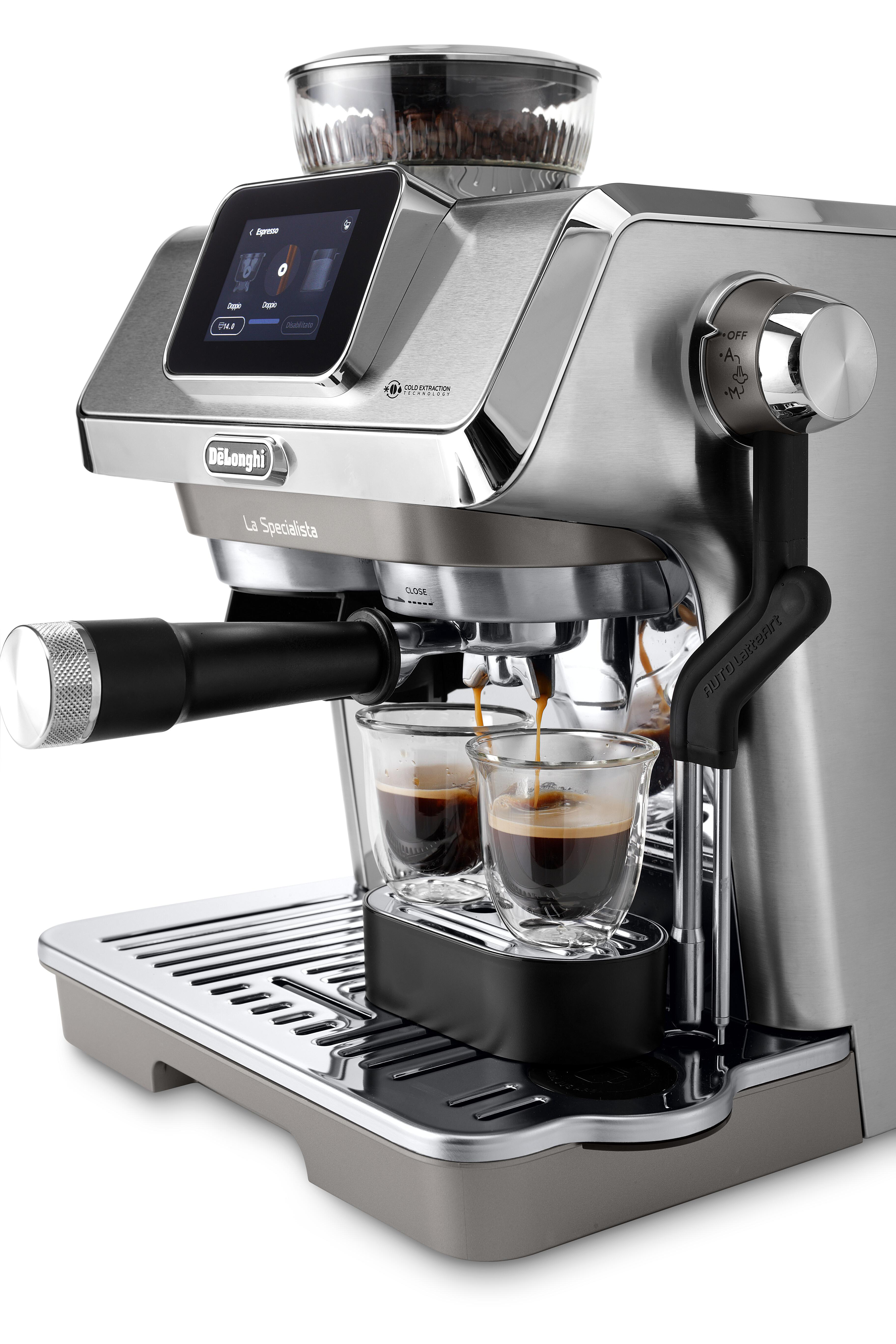 Espressomaschine. Zwei Gläser sind mit Espresso gefüllt. Sie hat einen Touchscreen.