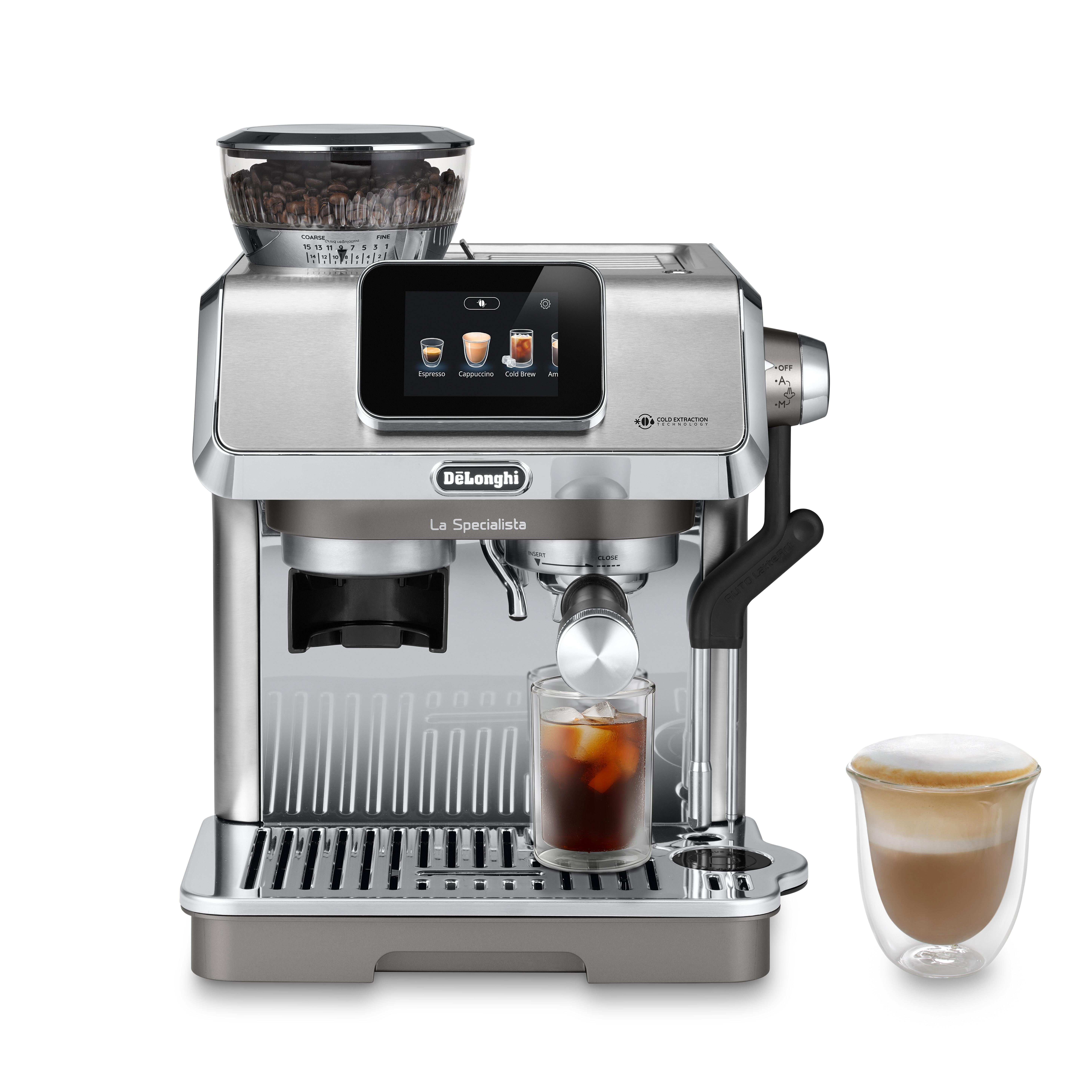 Eine Espressomaschine aus Edelstahl mit Kaffeemühle, einem Glas Eiskaffee und einem Latte.
