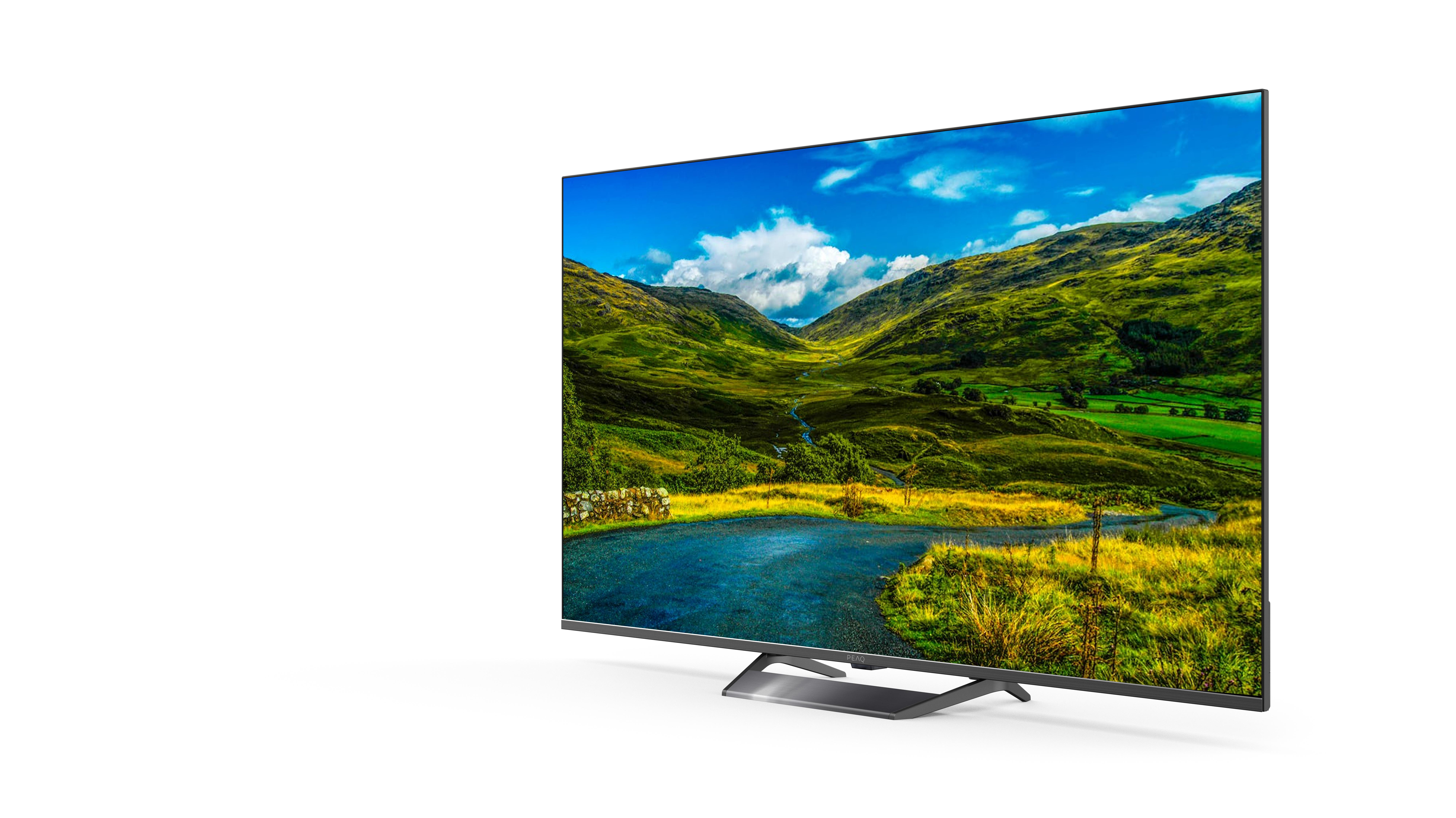 Ein moderner Fernseher, der eine malerische Landschaft mit blauem Himmel, Bergen und einer Straße zeigt.