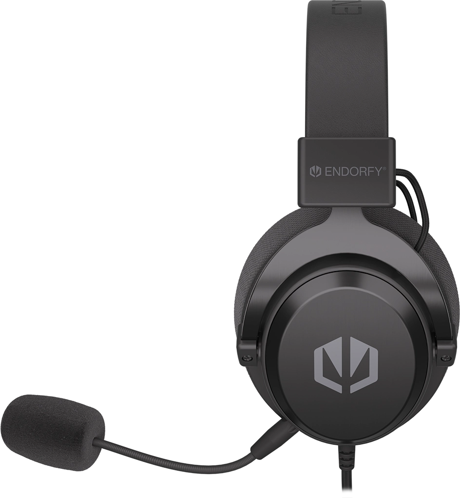 Fekete gamer headset mikrofonnal, szögből, stúdiófelvétel.