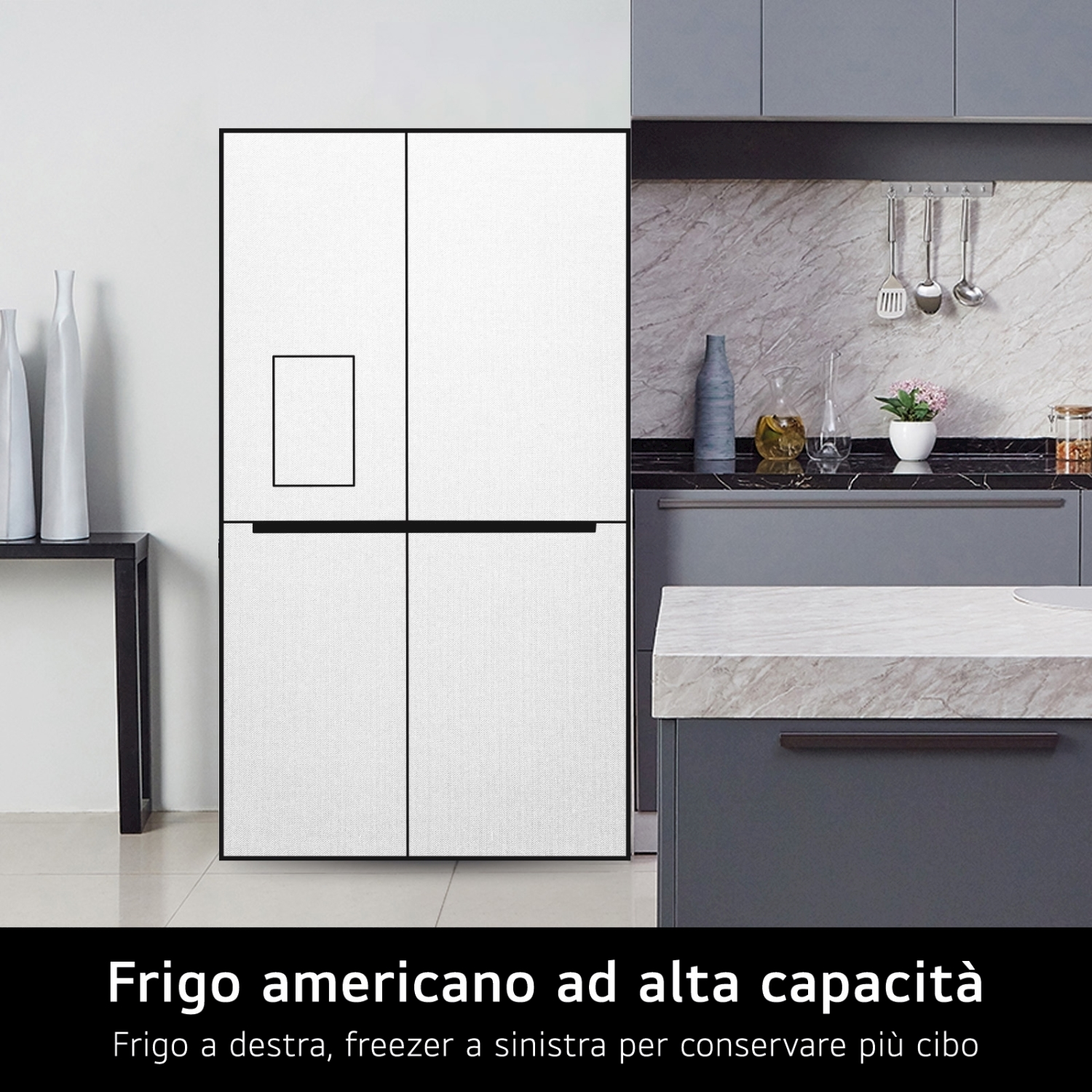 Un frigorifero bianco moderno con cornice scura e sfondo cucina grigio.