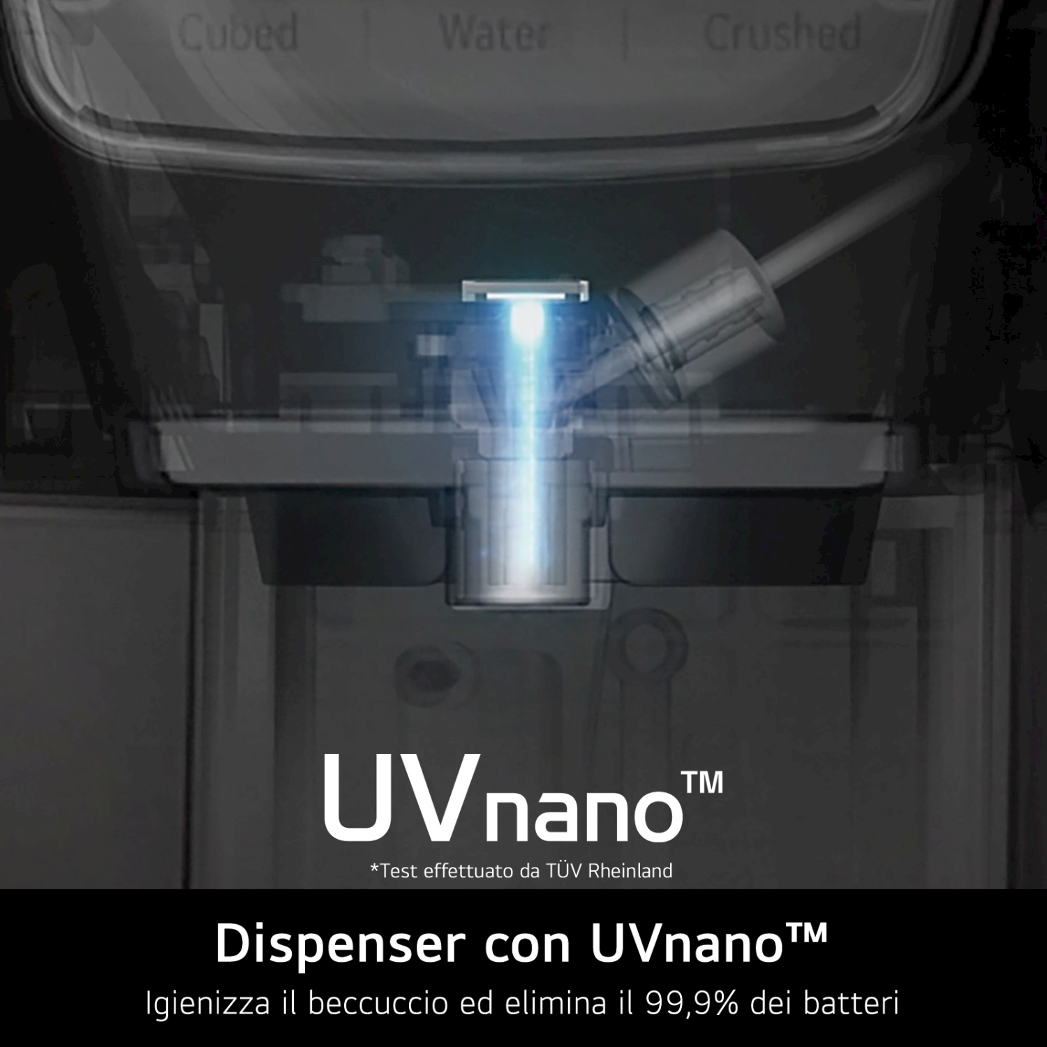 Primo piano sul distributore d'acqua con tecnologia UVnano. Luce blu visibile, testo sulla rimozione dei batteri.
