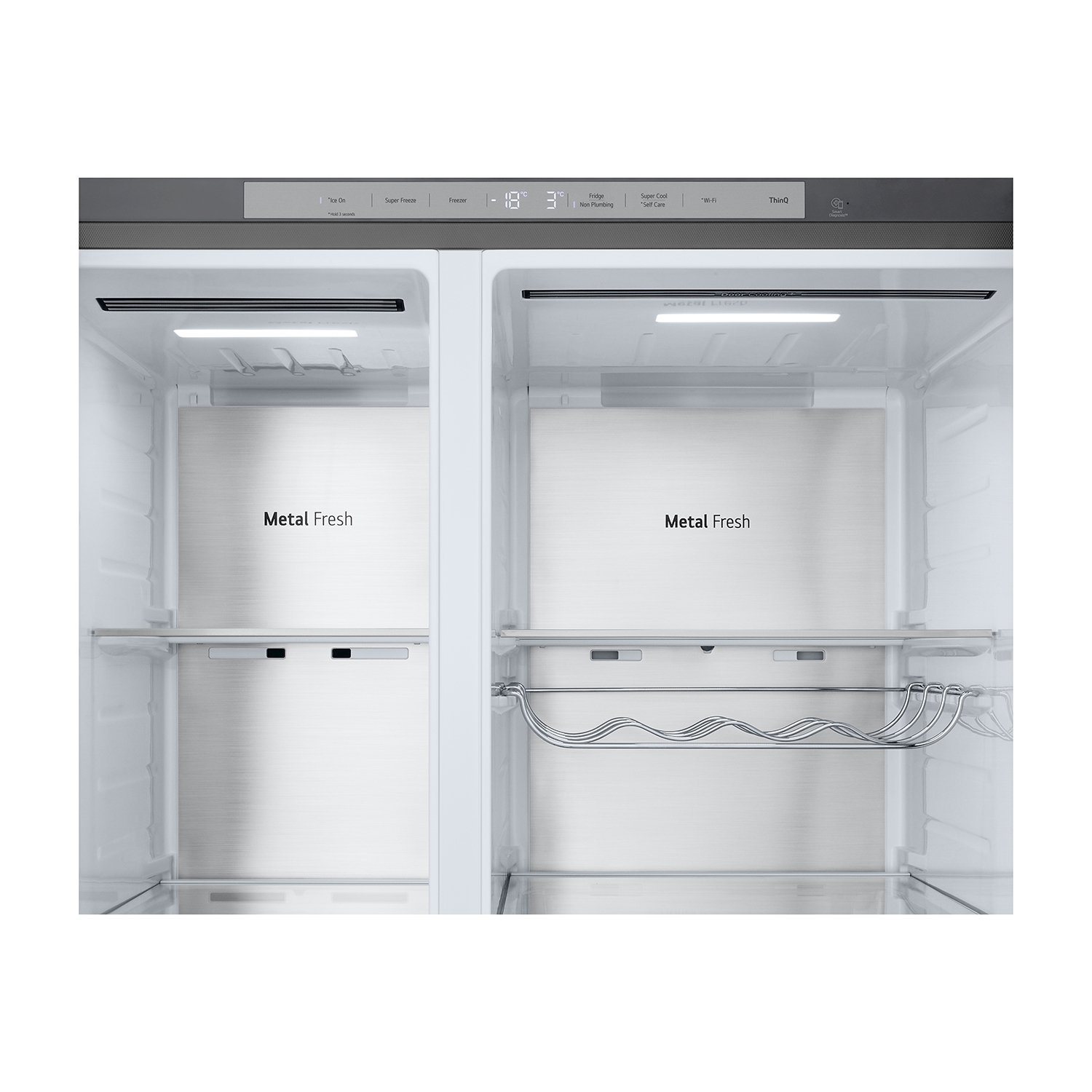 Interno frigo aperto con ripiani in metallo. Due luci LED. Ripiano superiore con etichetta 'Metal Fresh'.