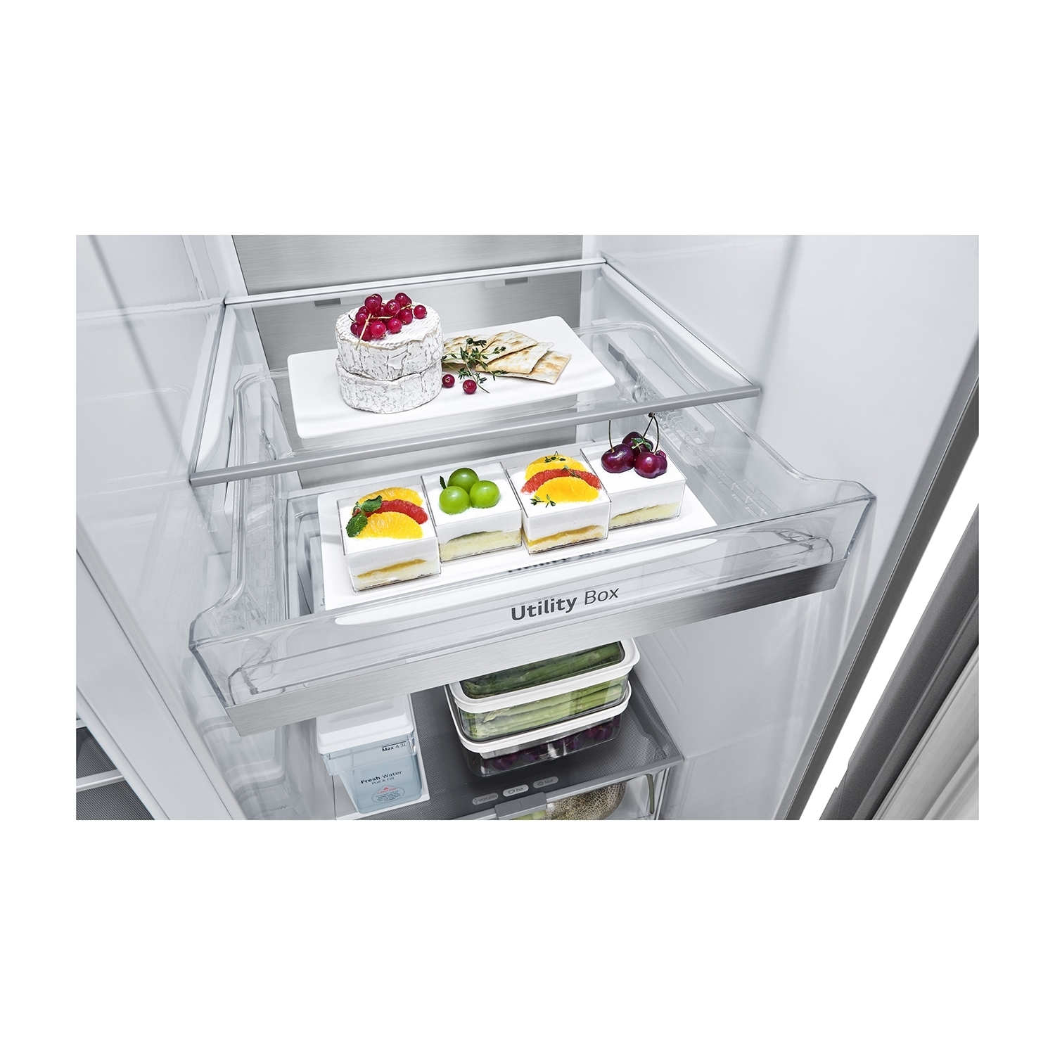 Interno del frigorifero con una scatola per utensili contenente cibo e altri ripiani.