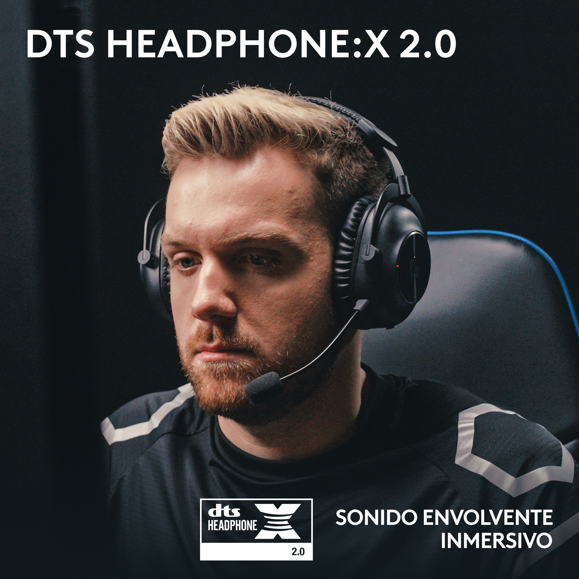 Un hombre con auriculares y micrófono mira al espectador. La imagen tiene el texto DTS HEADPHONE:X 2.0 y el logotipo de DTS.