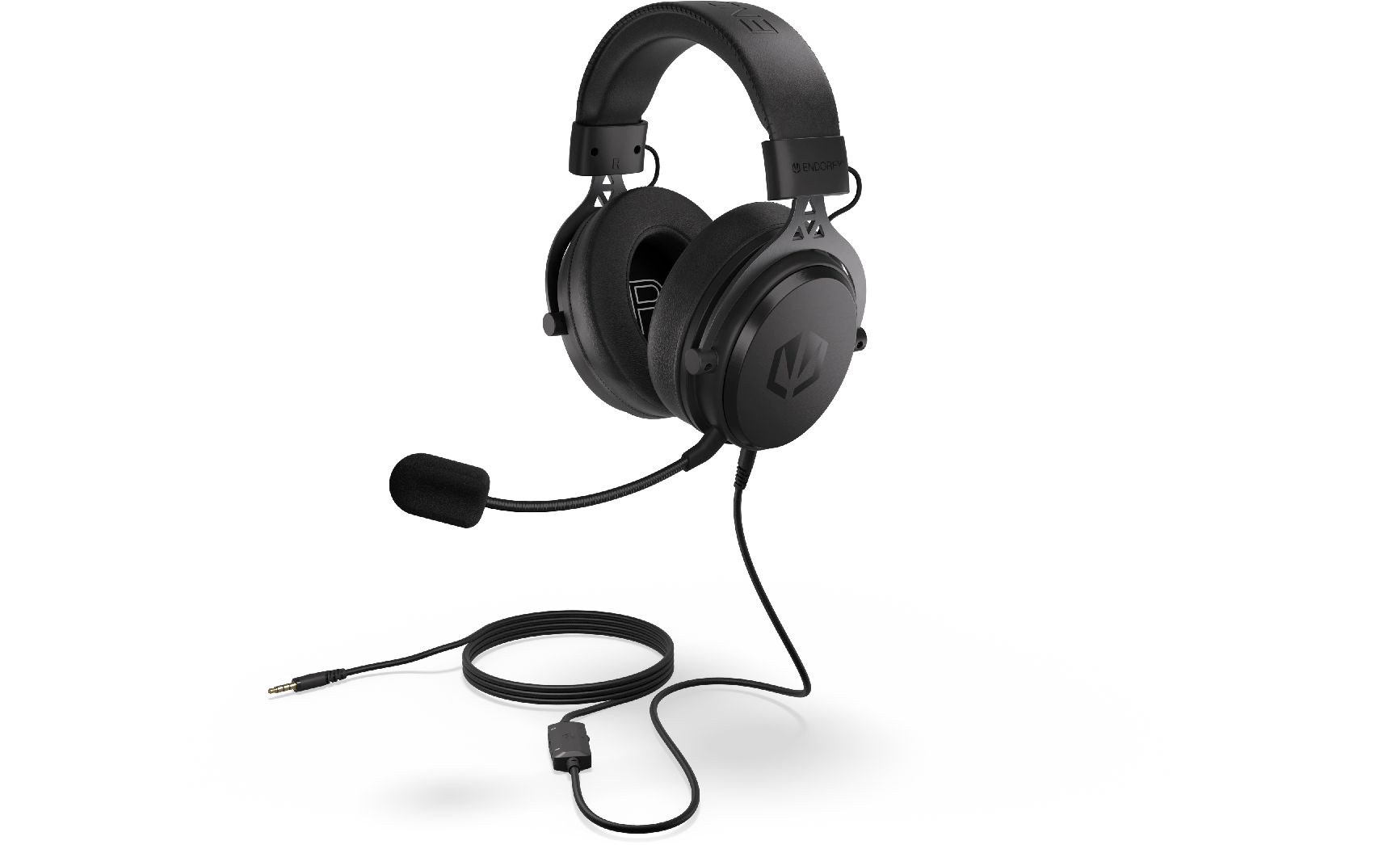 Fekete gamer headset mikrofonnal, kábellel és jack-dugóval, sötét háttér előtt.