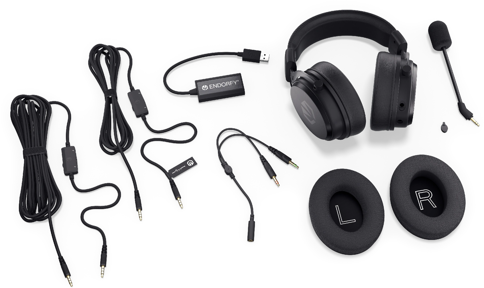 Gaming headset kiegészítőkkel, beleértve a kábeleket és a fülpárnákat.