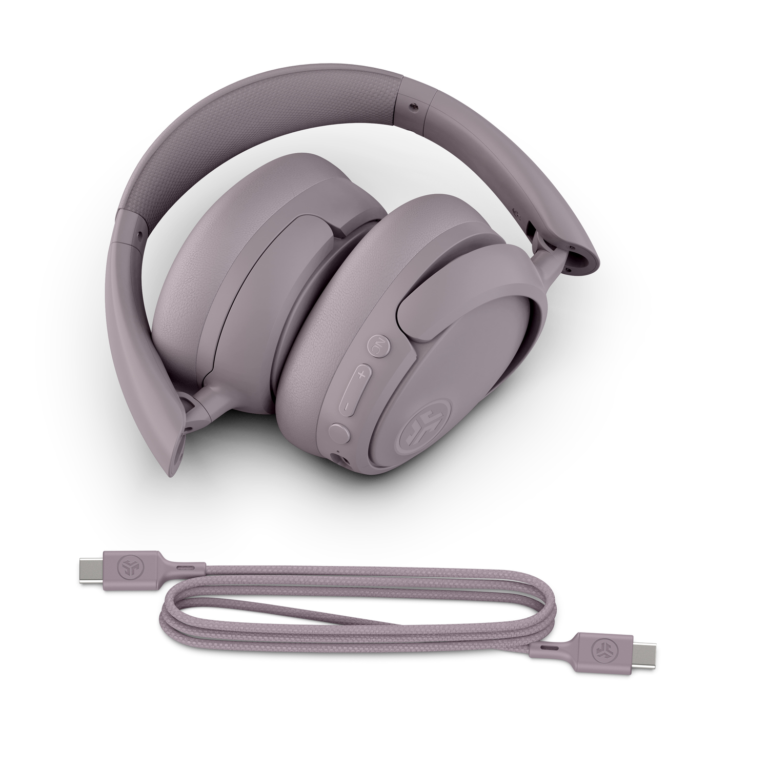 Casque lavande plié et un câble USB-C assorti sur fond blanc.
