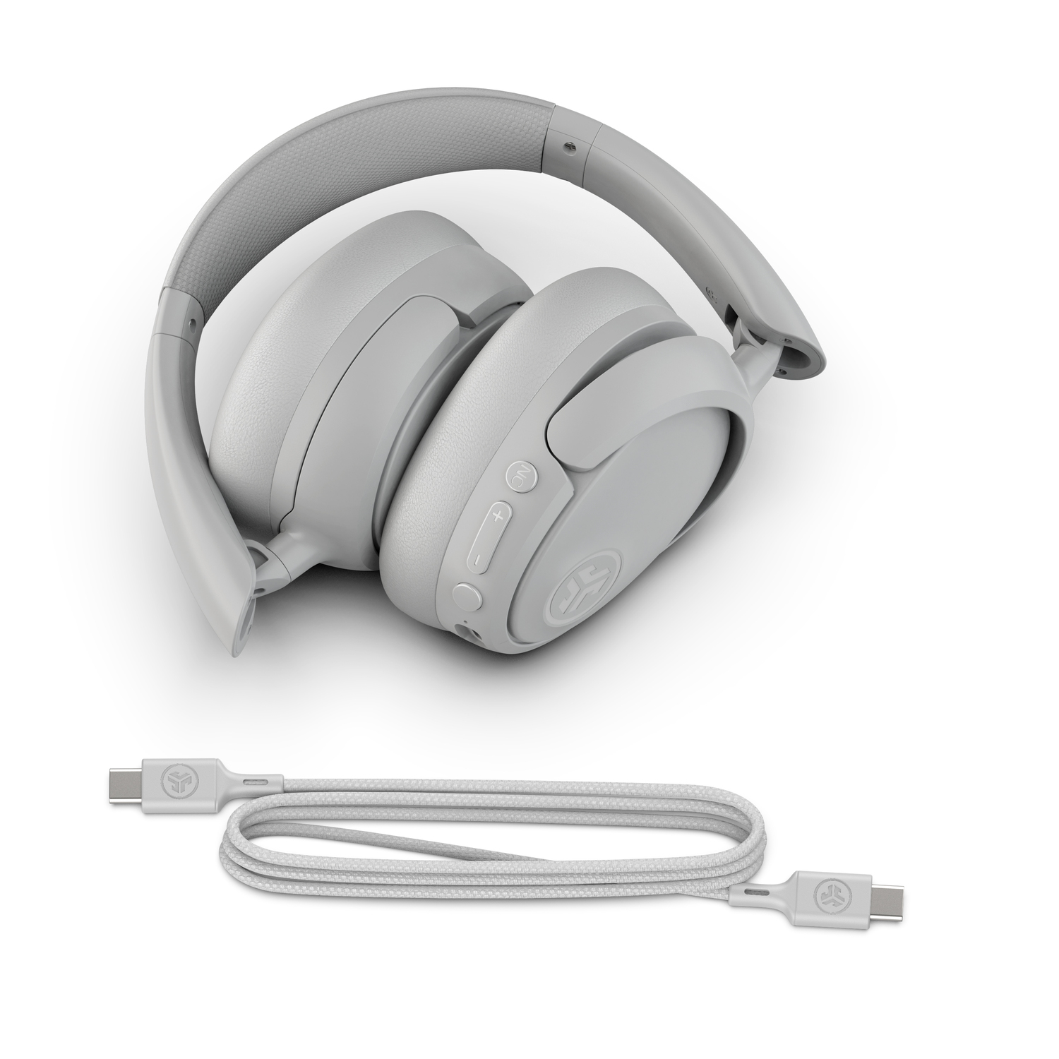 Opgevouwen grijze over-ear koptelefoon met een witte USB-C kabel eronder.