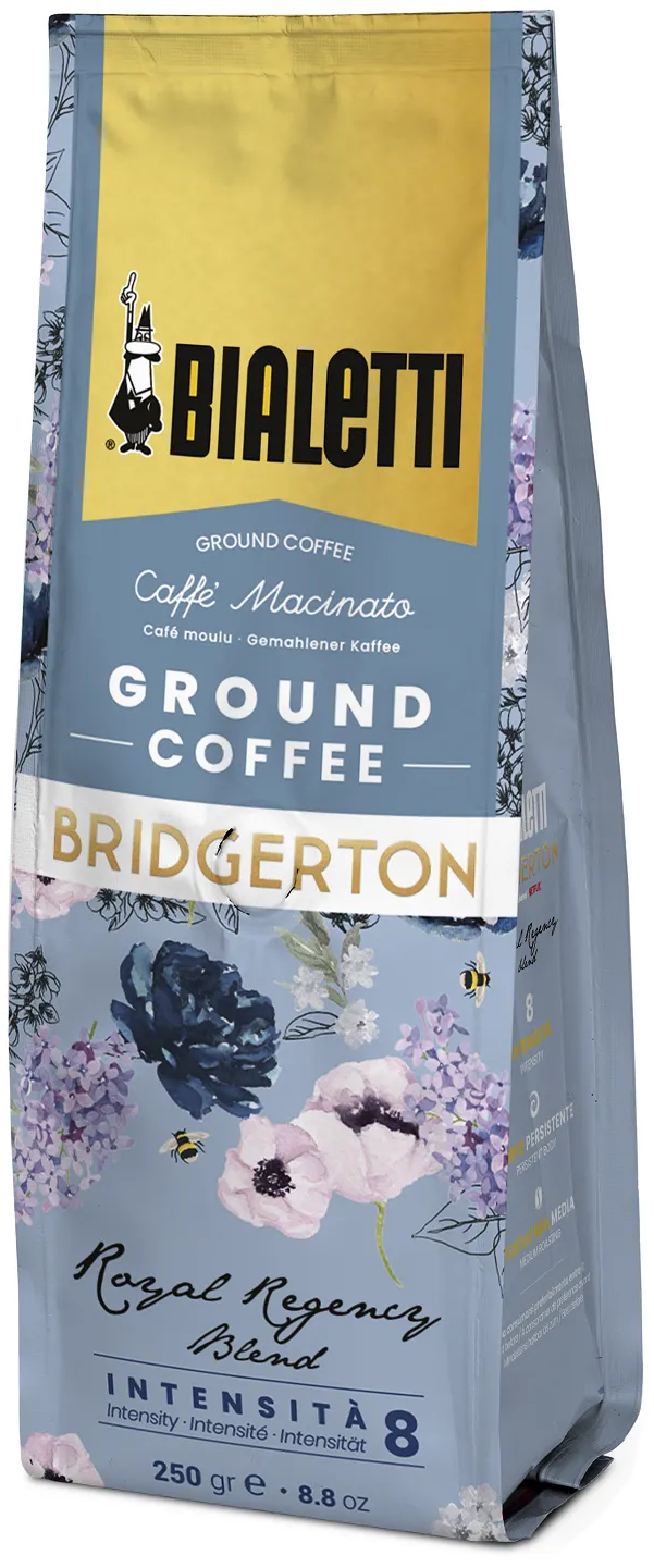 Bialetti kávézacskó "Ground Coffee" felirattal és virágmintával. Fehér háttér.