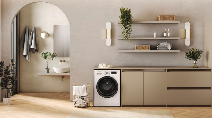 Buanderie moderne avec lave-linge, étagères et plantes.