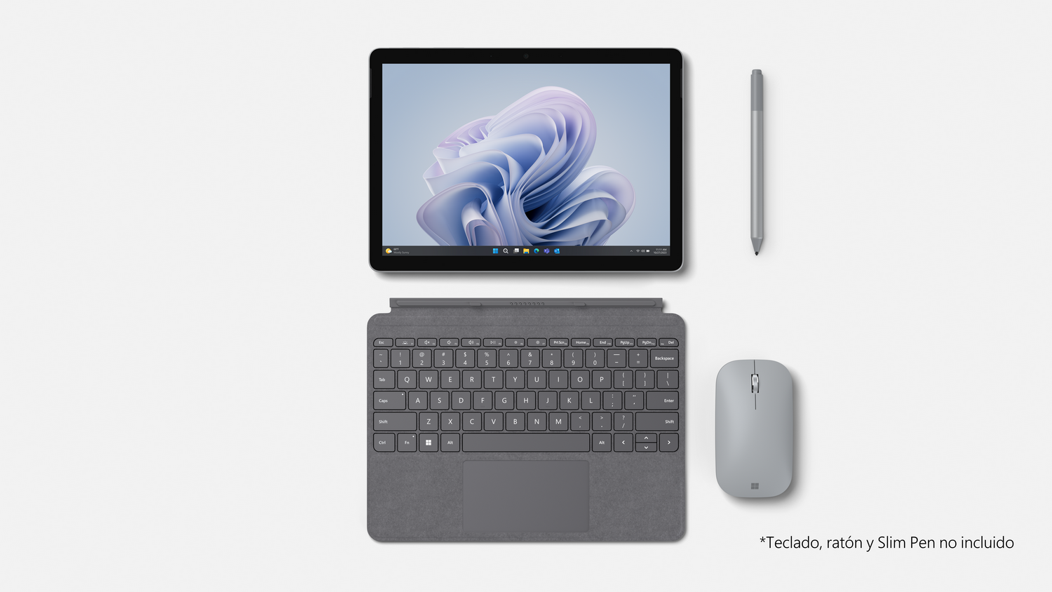 Tableta, teclado y bolígrafo sobre una superficie blanca.