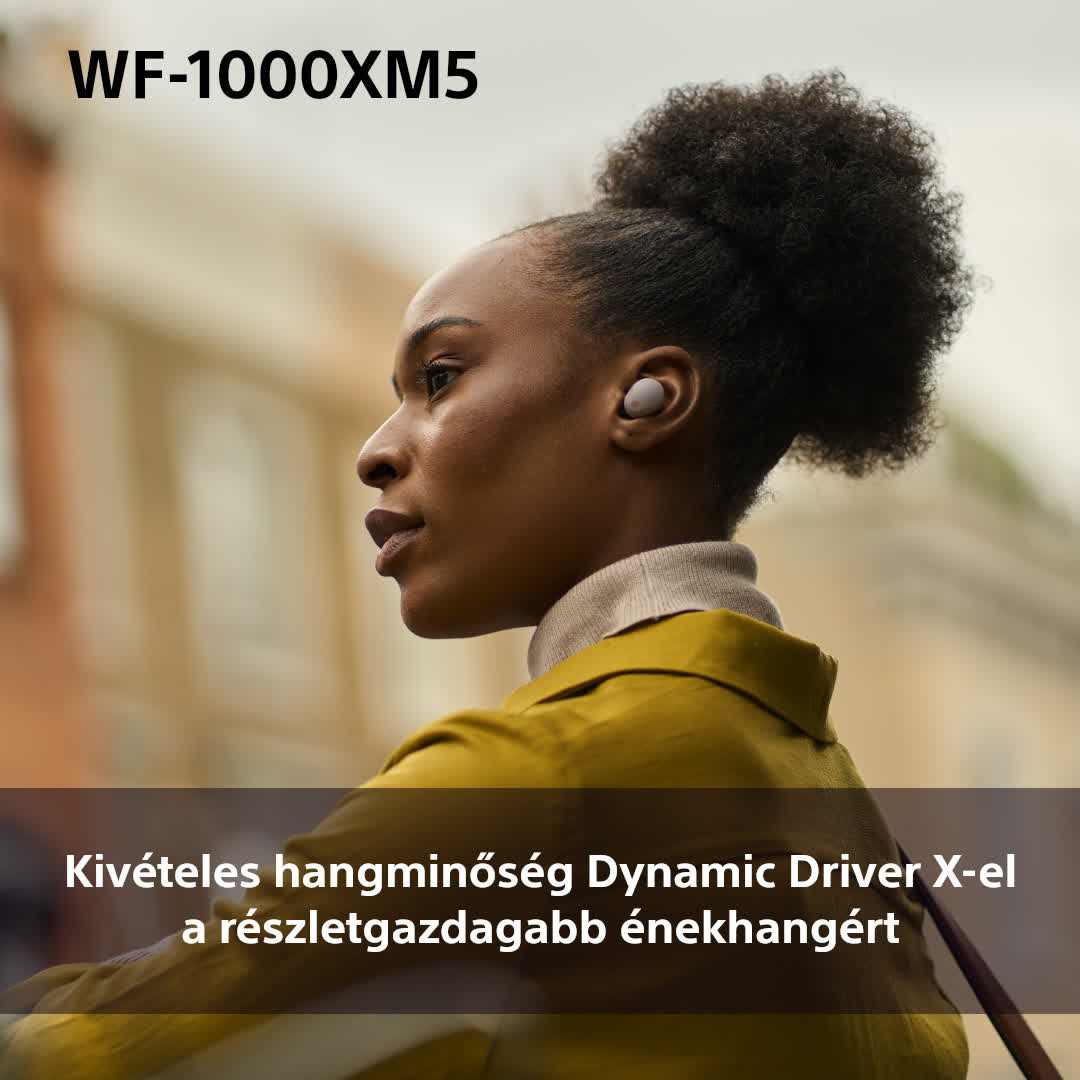 Egy nő fülhallgatót visel, a képen a szöveg: 'WF-1000XM5'.