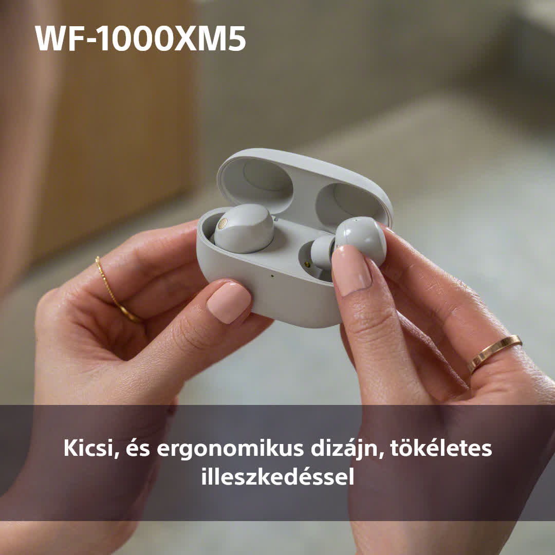 Egy nő egy fehér tokot tart, benne fülhallgatókkal. A szöveg: WF-1000XM5.