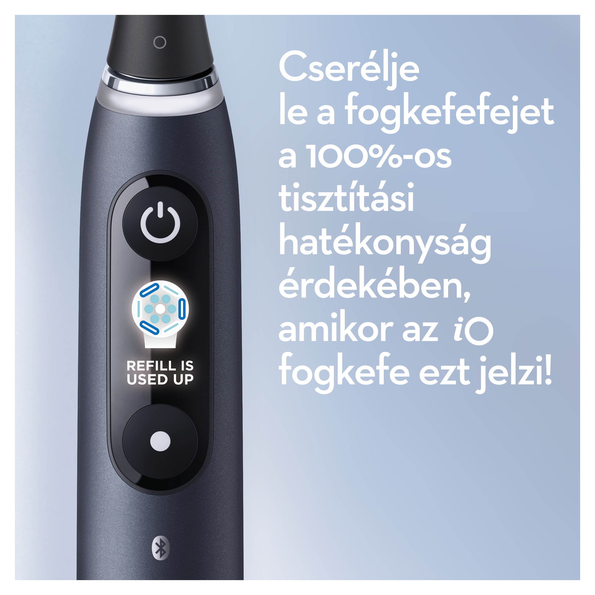 Egy fekete billentyűzet fehér gombokkal. A billentyűzet fehér háttéren van.