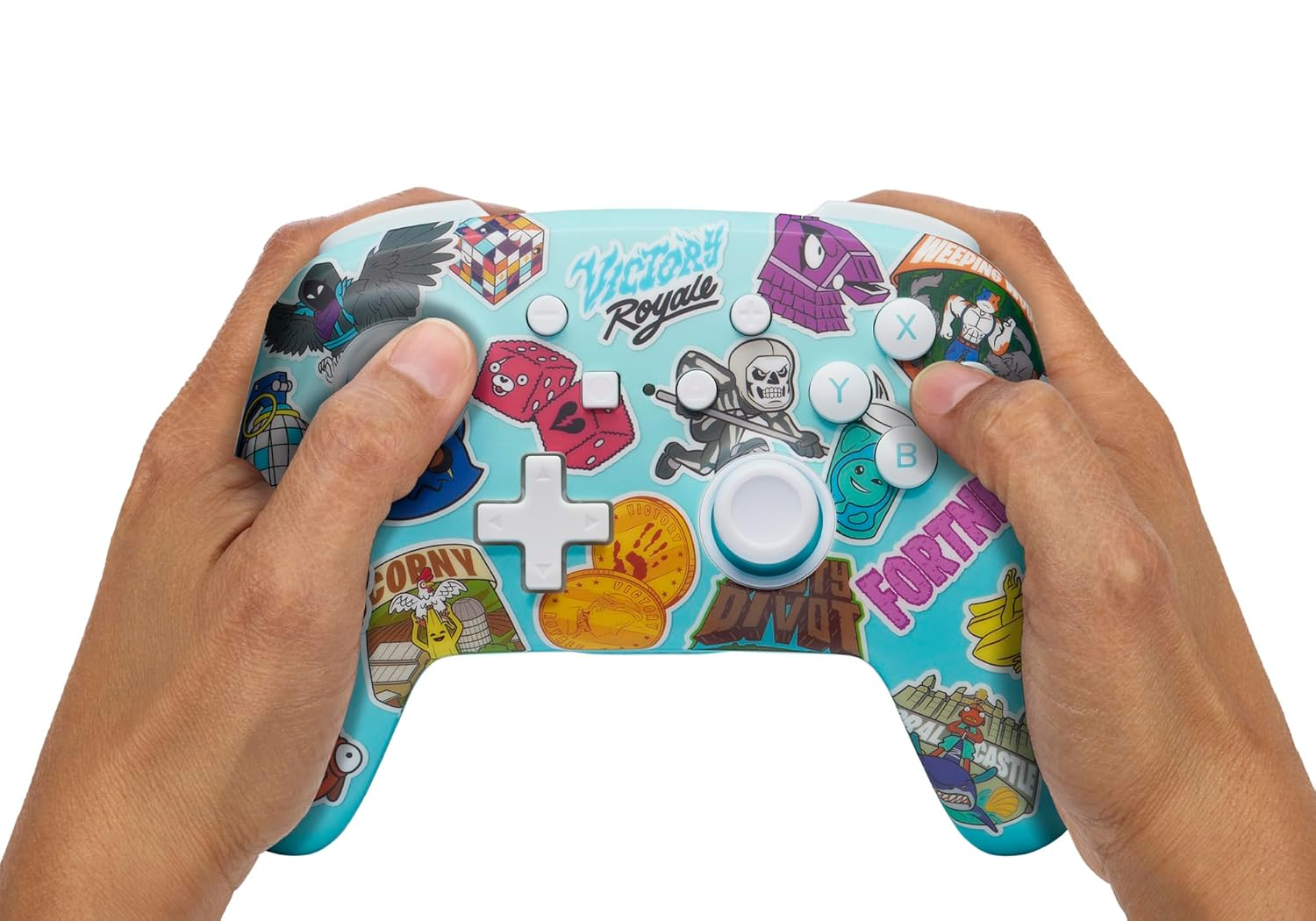 Mains tenant une manette de jeu vidéo bleue et couverte d'autocollants.