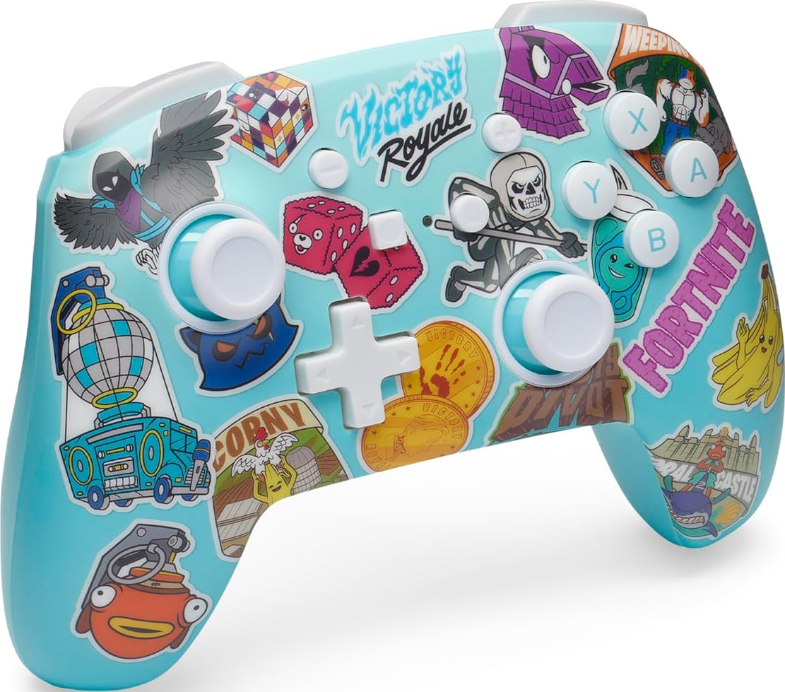 Manette Fortnite bleue avec des autocollants, des boutons blancs et le logo du jeu.