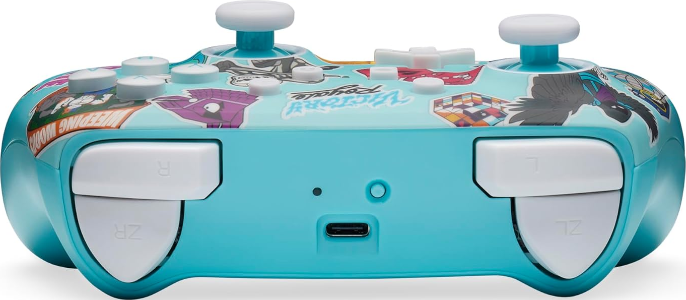 Une manette de jeu turquoise avec des autocollants et des boutons et joysticks blancs sur fond blanc.