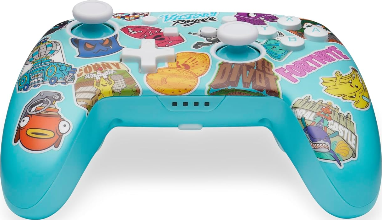 Une manette de jeu bleu clair décorée d'autocollants.