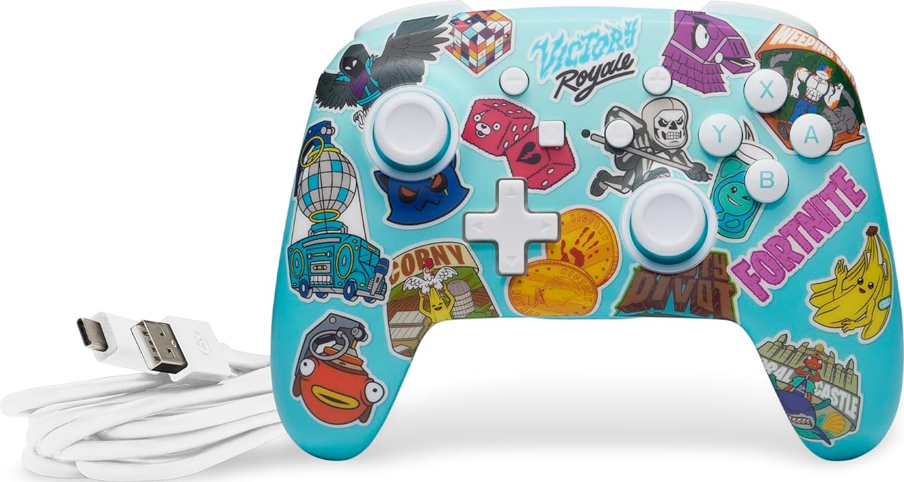 Manette de jeu bleue avec autocollants Fortnite. Un câble USB blanc est connecté.