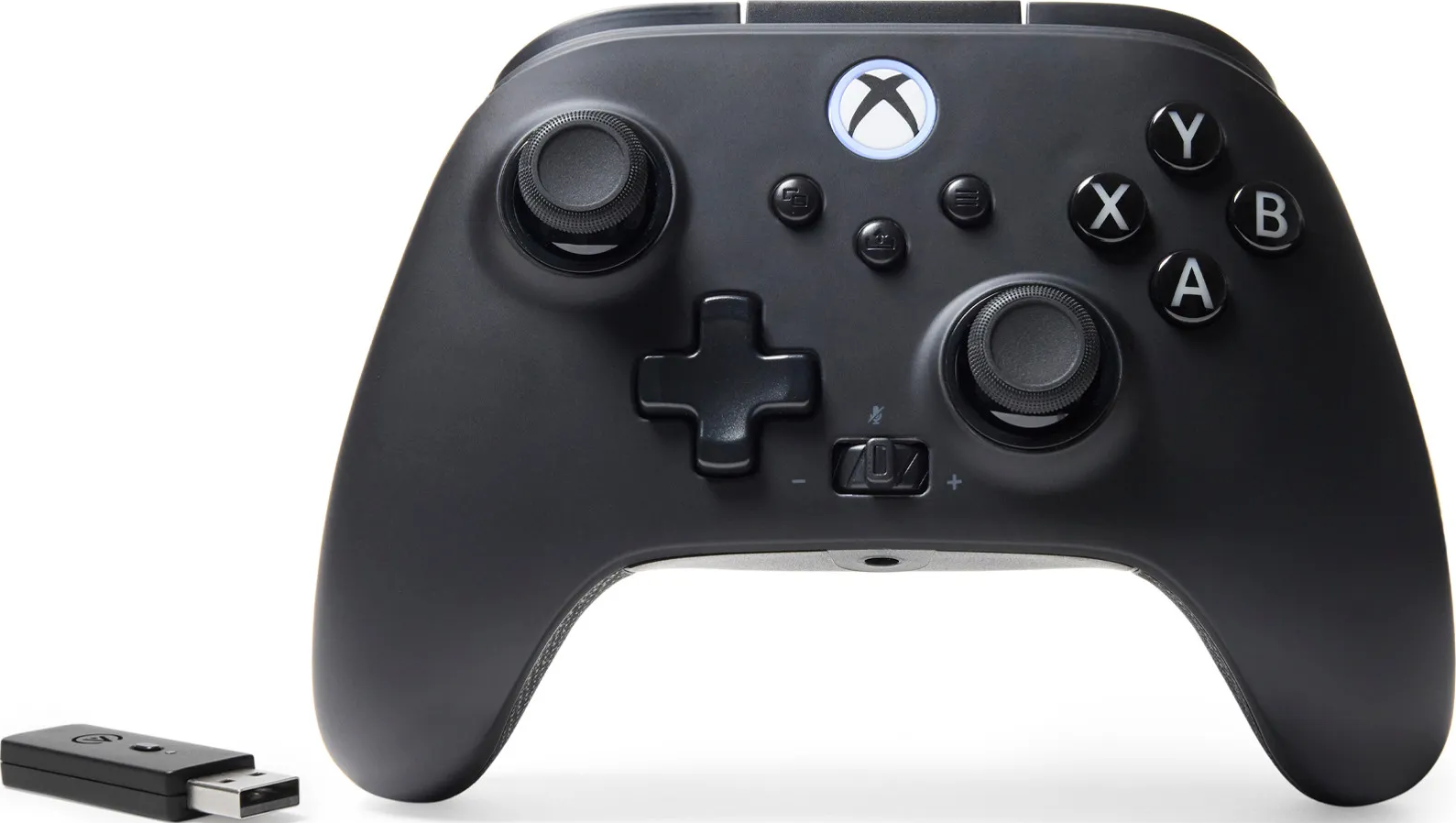 Schwarzer Xbox-Controller mit Knöpfen und Joysticks und einem USB-Empfänger auf weißem Hintergrund.