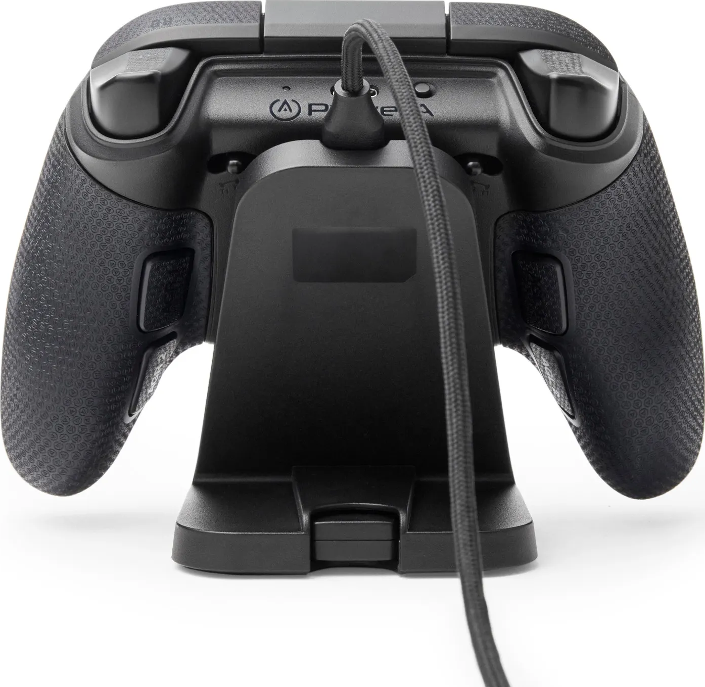 Ein schwarzer Gamecontroller mit Ladestation. Ein Kabel ist mit dem Controller verbunden.