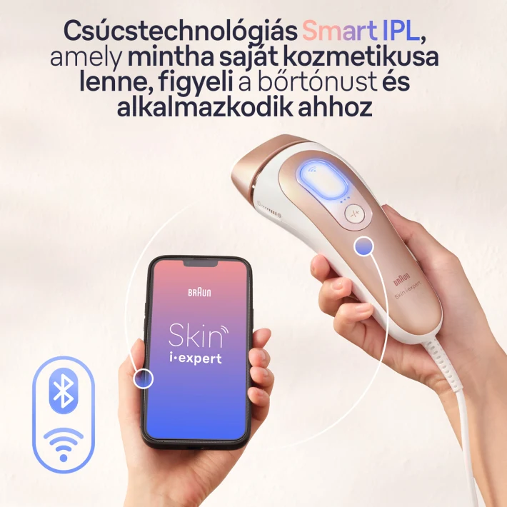 Személy szépségápolási eszközt és telefont tart, fehér és arany színekben.