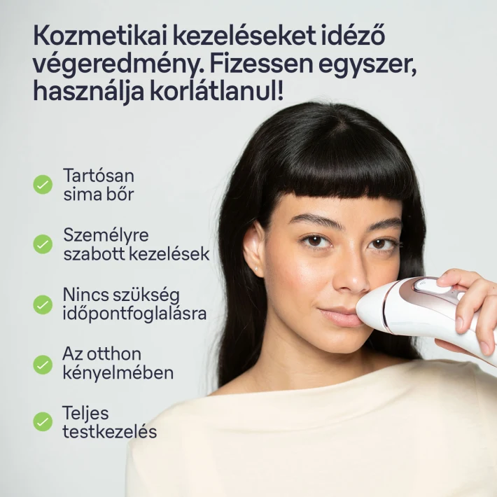 Nő szépségápolási eszközt használ az arcán, szöveggel és pipákkal, fehér háttér.