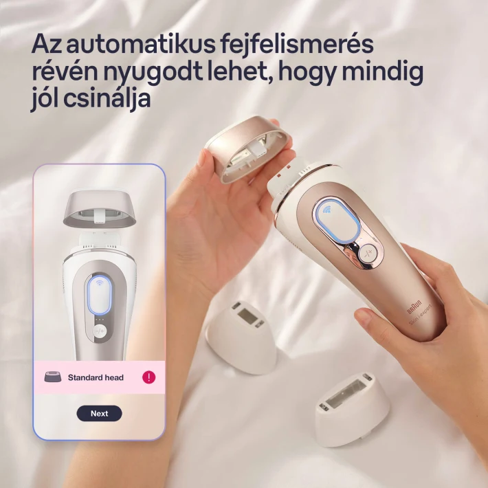 Személy szépségápolási eszközt szerel össze, alkatrészek fehér lapon.