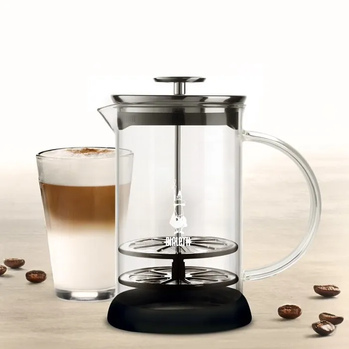French press kávéfőző, kávéval és latte-val, szemek az asztalon.